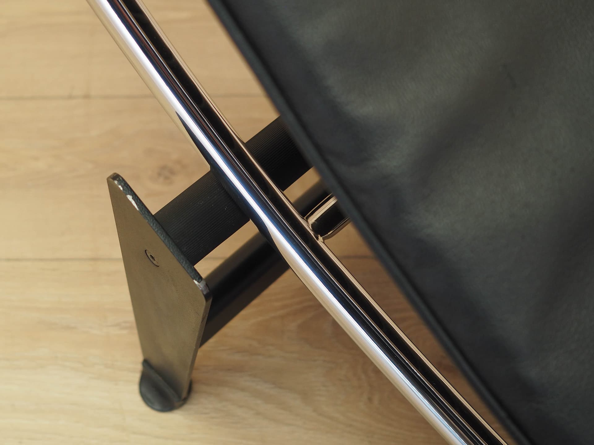 Chaise longue LC4, black leather, chrome metal, Italy, 1980s. - 333751