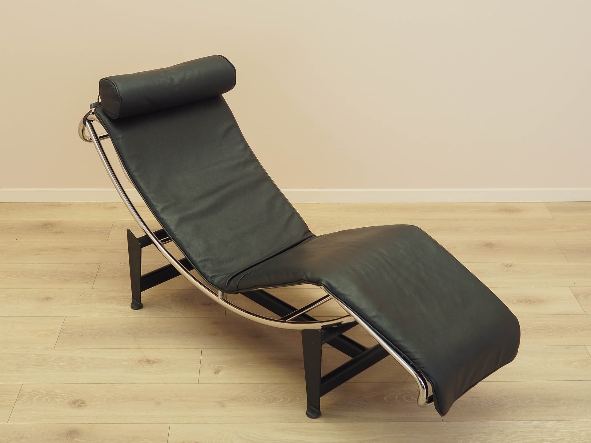 Chaise longue LC4, black leather, chrome metal, Italy, 1980s. - 333747