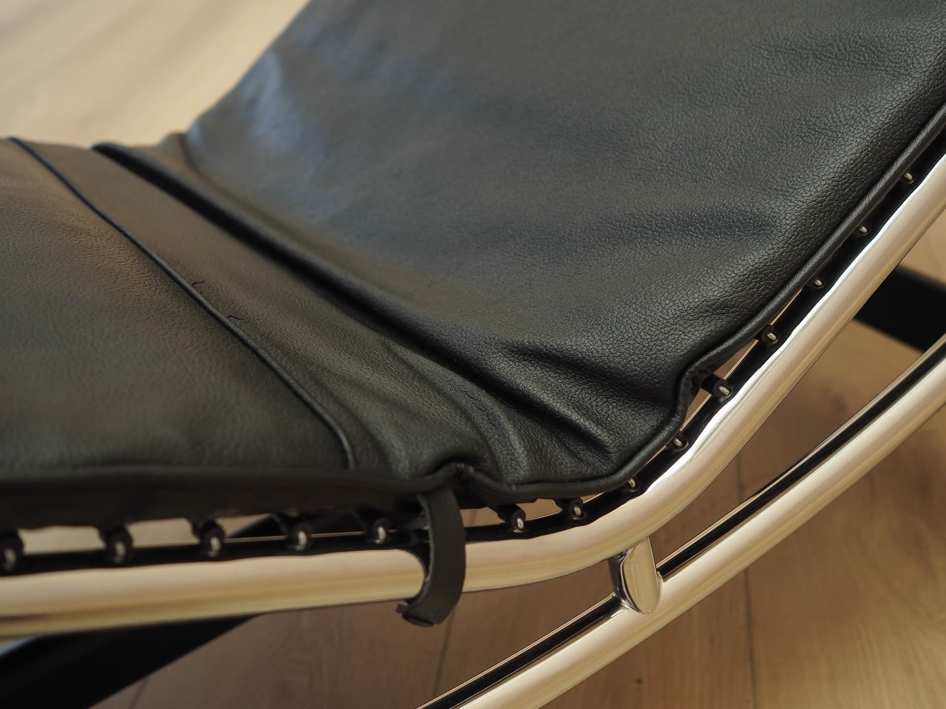 Chaise longue LC4, black leather, chrome metal, Italy, 1980s. - 333754
