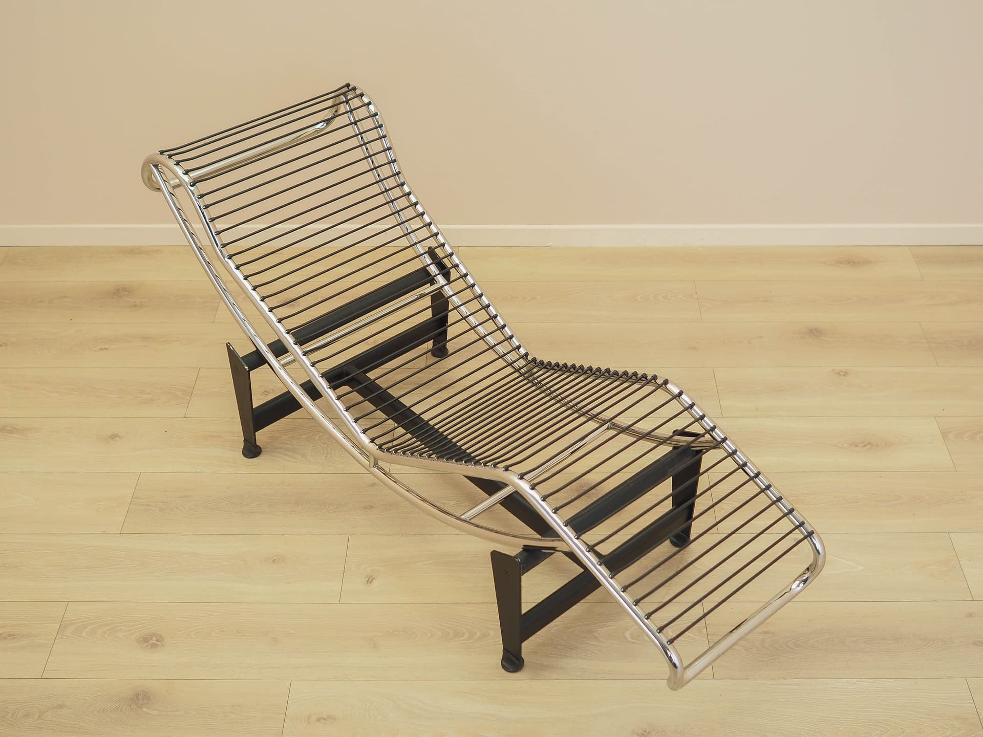 Chaise longue LC4, black leather, chrome metal, Italy, 1980s. - 333756
