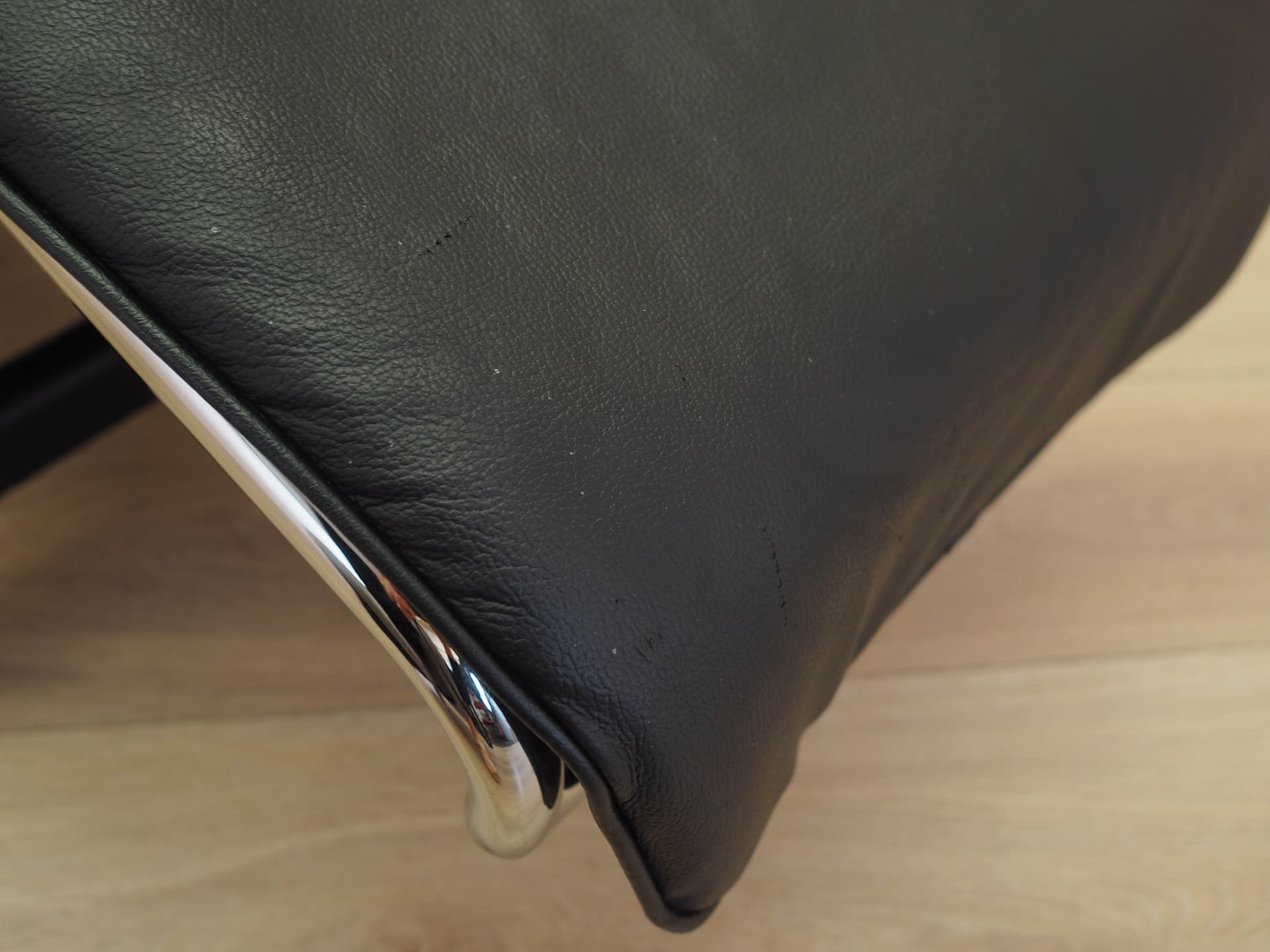 Chaise longue LC4, black leather, chrome metal, Italy, 1980s. - 333749