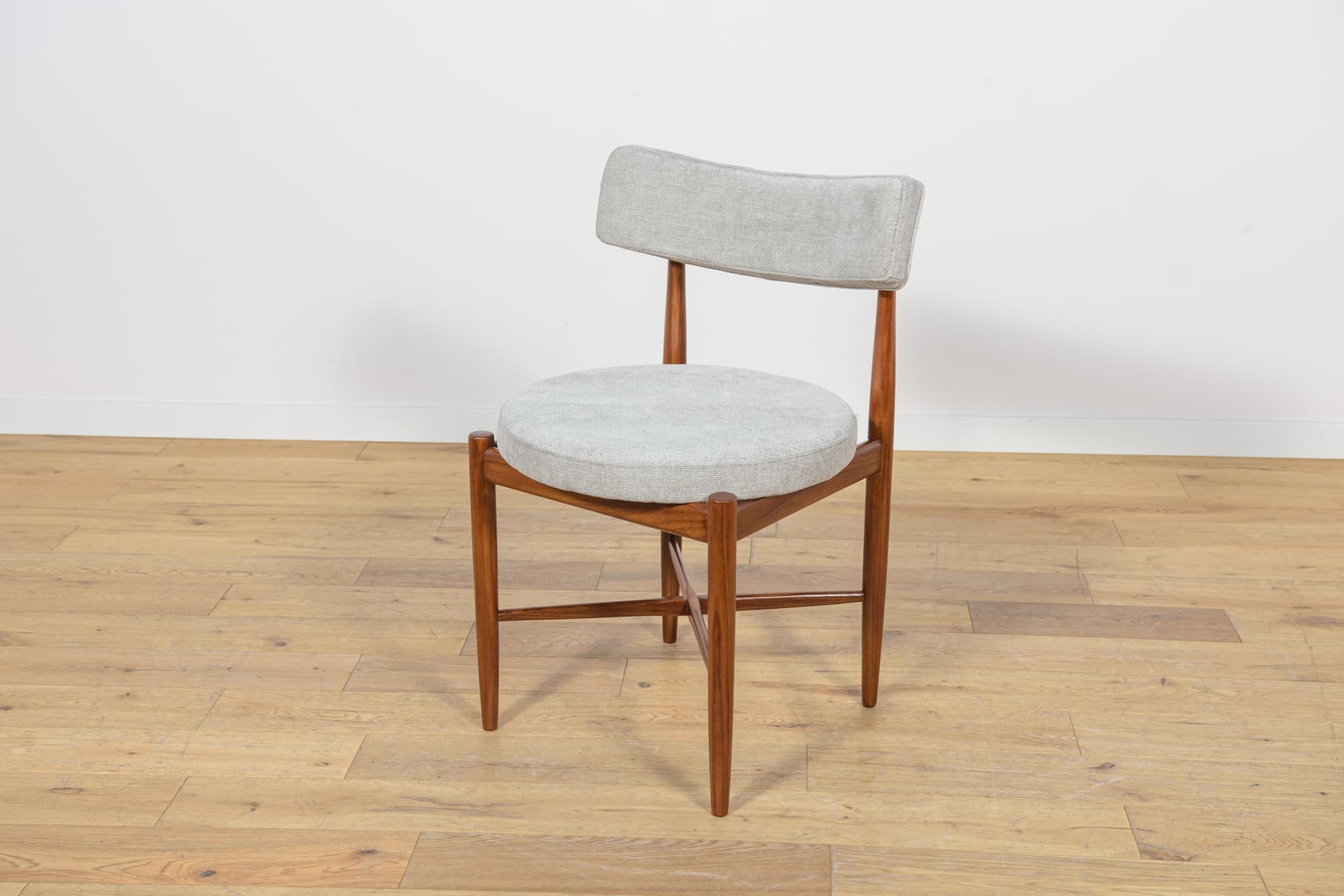 Set of ten chairs, brown teak, grey fabric, by I. Kofod-Larsen, G-Plan, United Kingdom, 1960s. - 333892