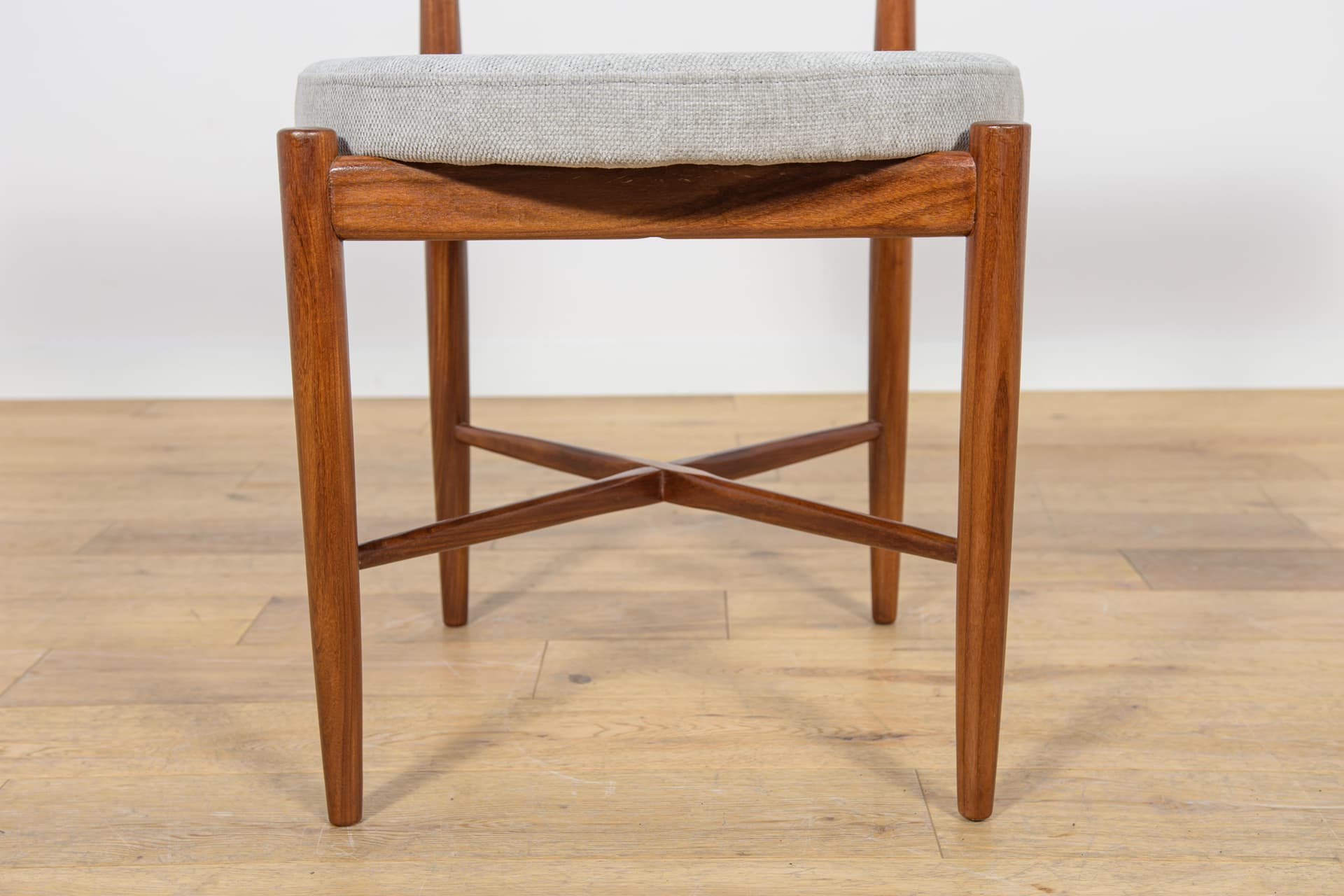Set of ten chairs, brown teak, grey fabric, by I. Kofod-Larsen, G-Plan, United Kingdom, 1960s. - 333900