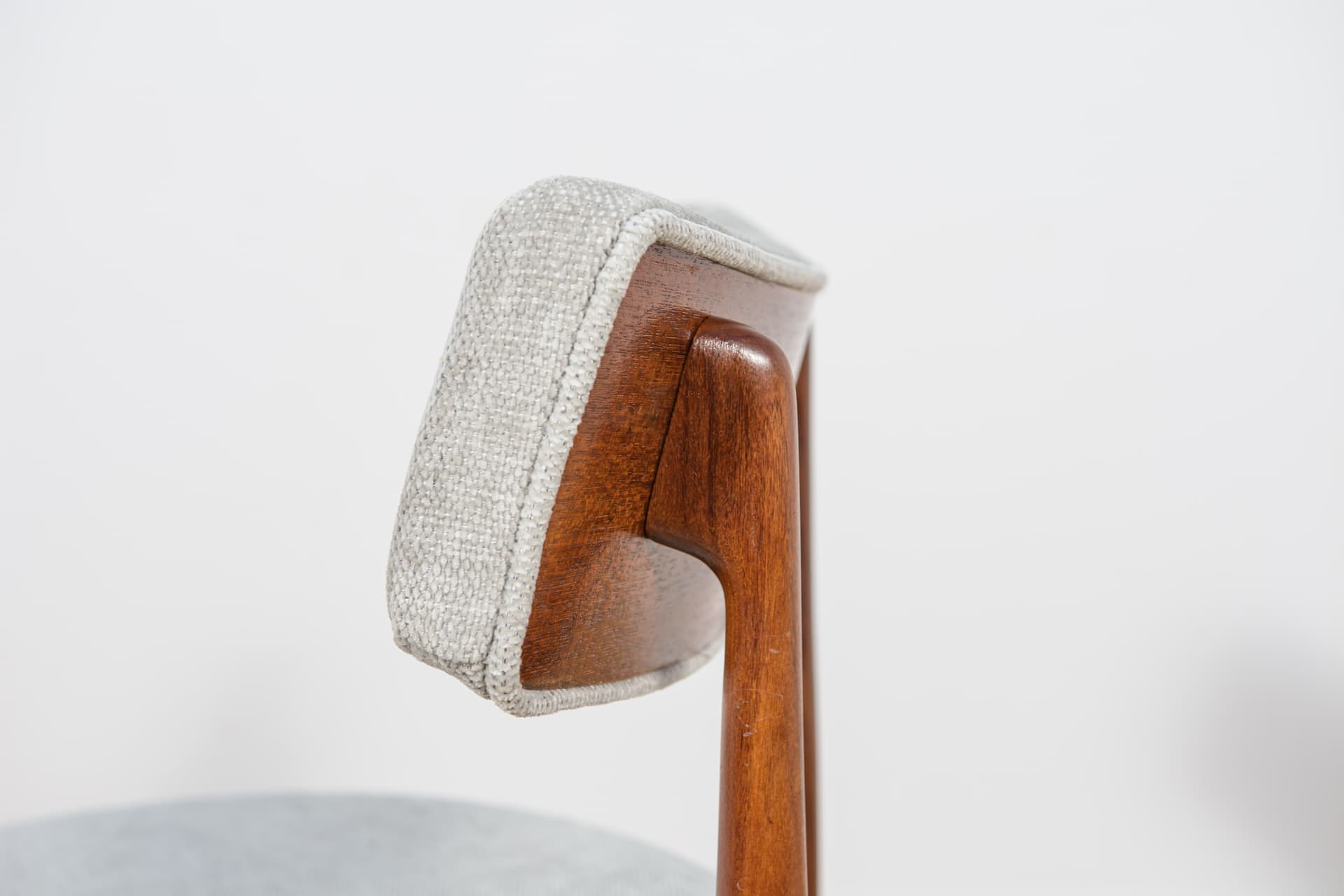 Set of ten chairs, brown teak, grey fabric, by I. Kofod-Larsen, G-Plan, United Kingdom, 1960s. - 333902