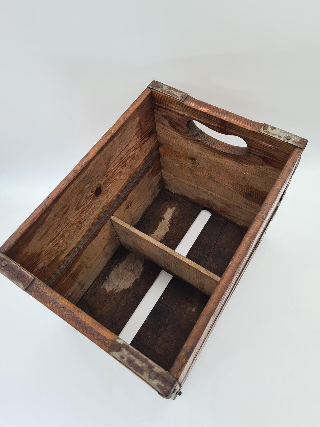 Beer crate Piedboeuf, brown wood, metal, Belgium, 1960s - 334041