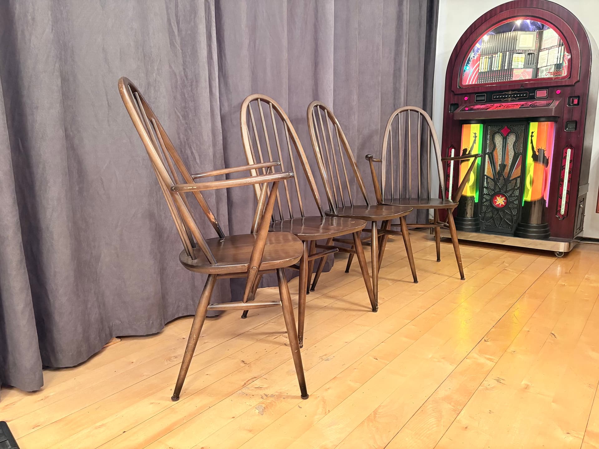 Set of Four Quaker Windsor Chairs, brown, beech, elm, by L. Ercolani, United Kingdom, 1980s. - 334194