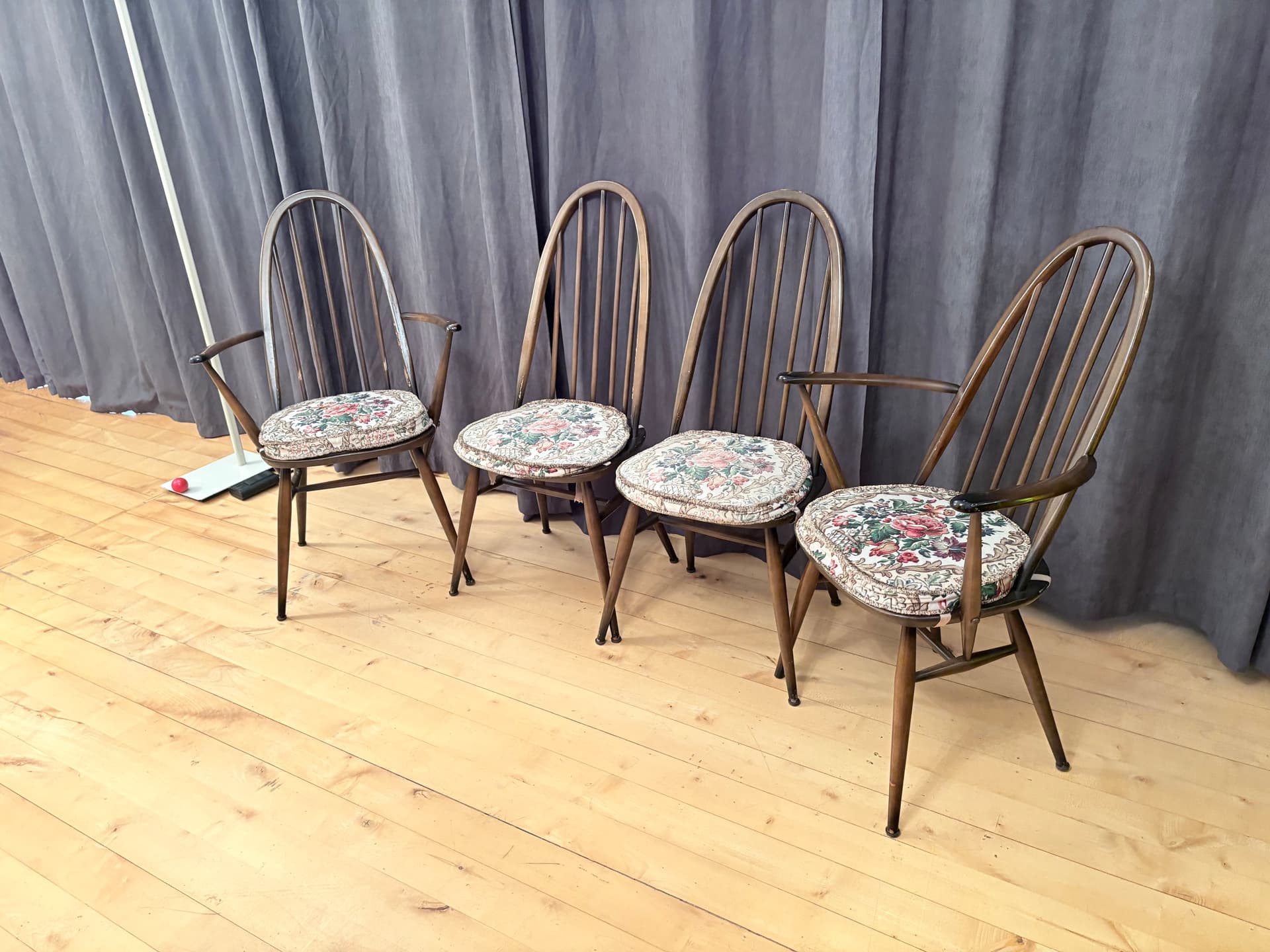 Set of Four Quaker Windsor Chairs, brown, beech, elm, by L. Ercolani, United Kingdom, 1980s. - 334203
