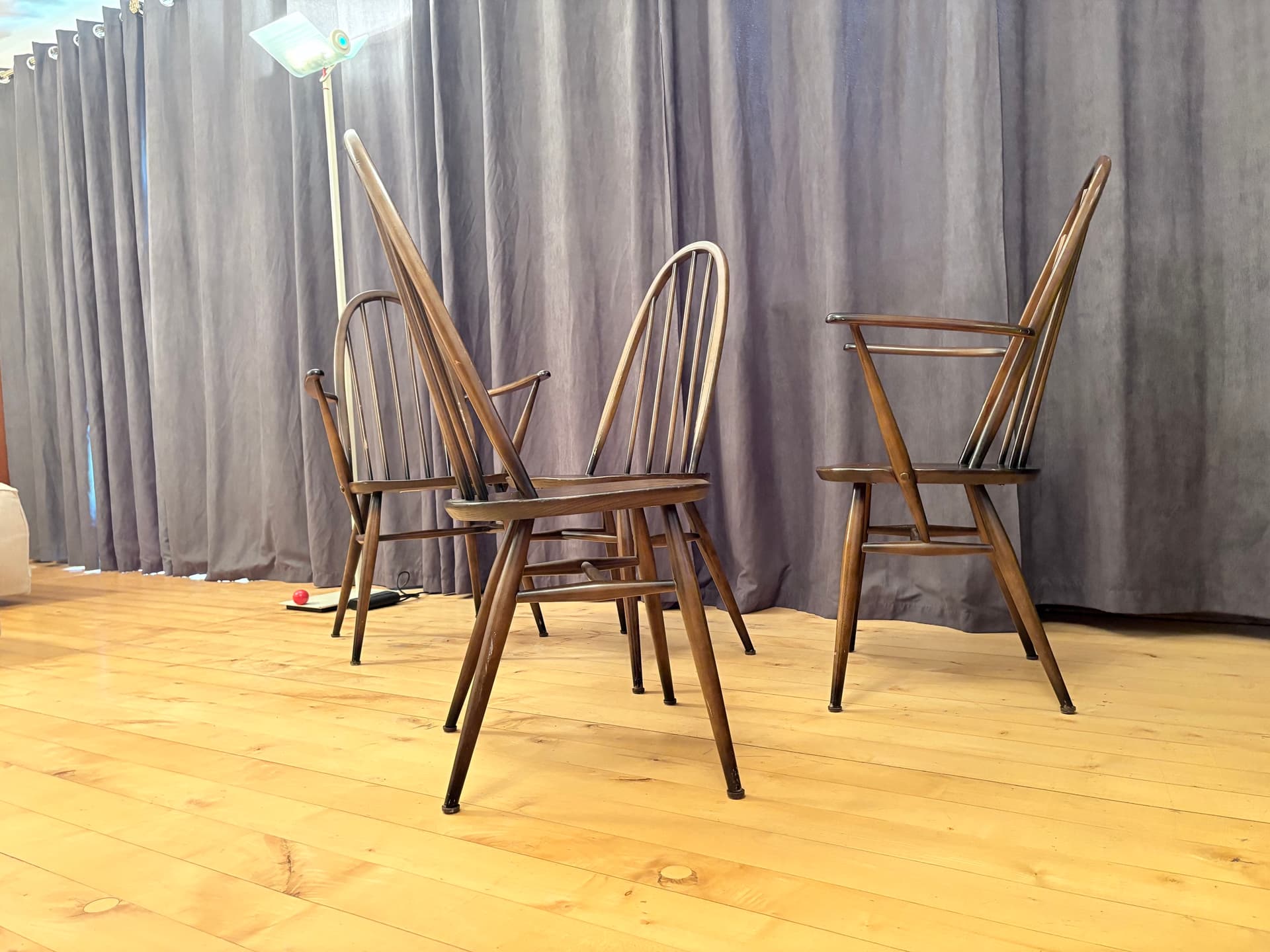 Set of Four Quaker Windsor Chairs, brown, beech, elm, by L. Ercolani, United Kingdom, 1980s. - 334200