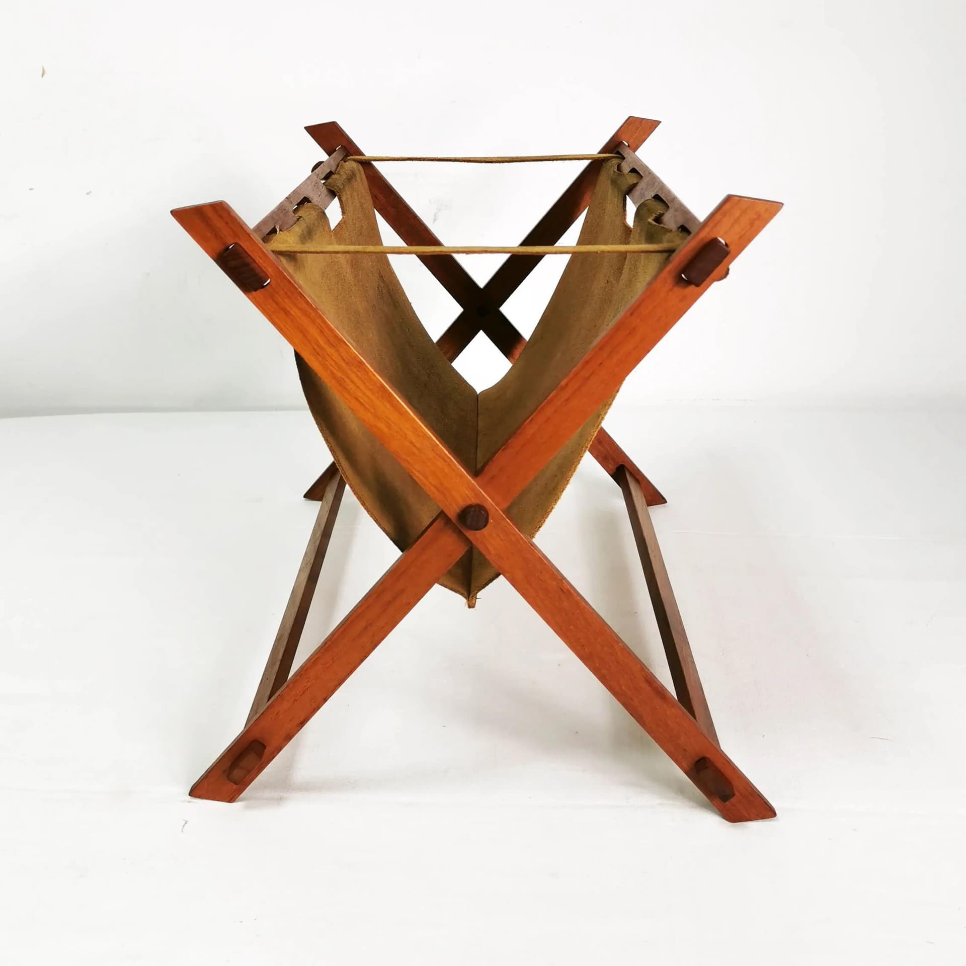Gazetnik modernistyczny, teak brązowy, skóra żółta, Dania, lata 60. - 334512