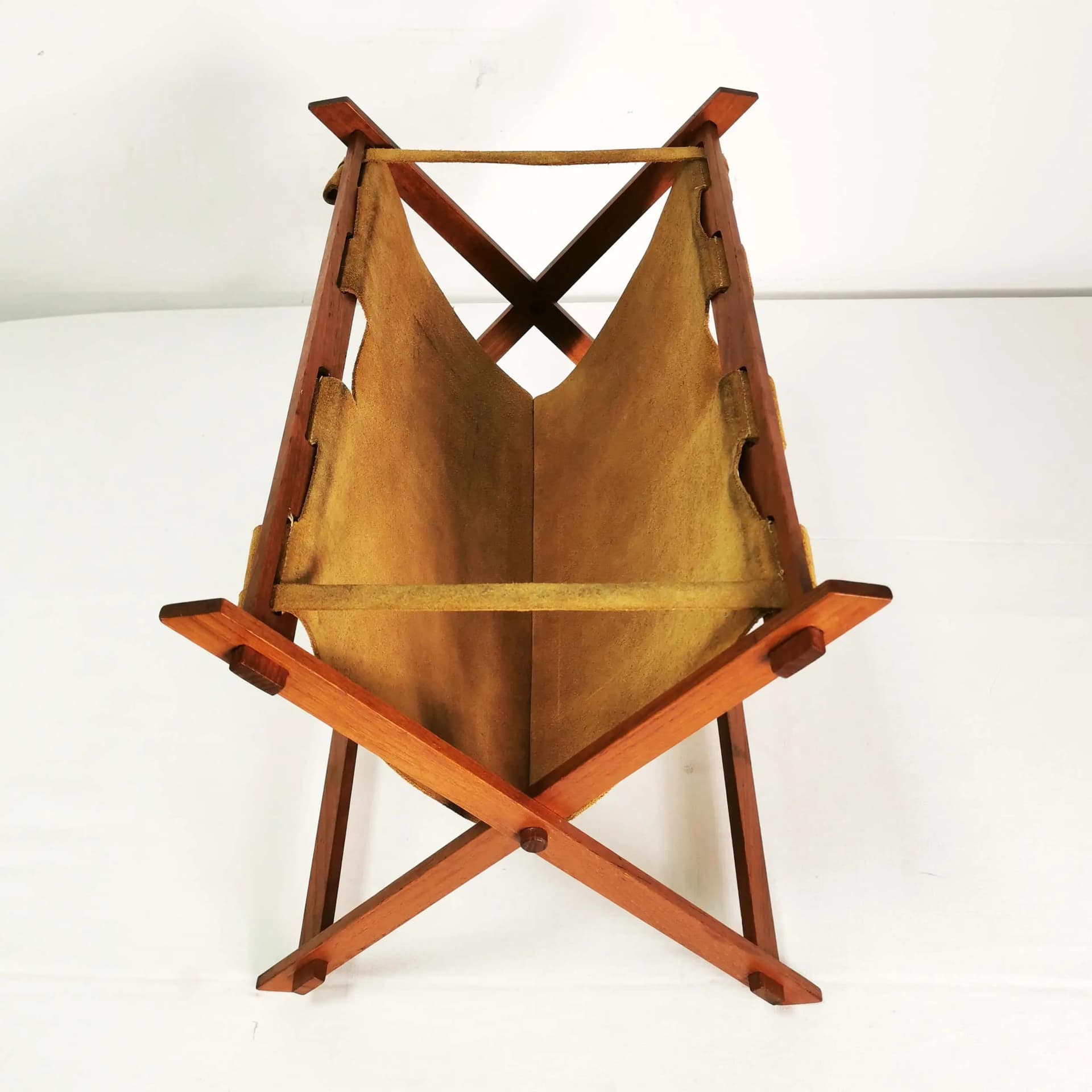 Gazetnik modernistyczny, teak brązowy, skóra żółta, Dania, lata 60. - 334513