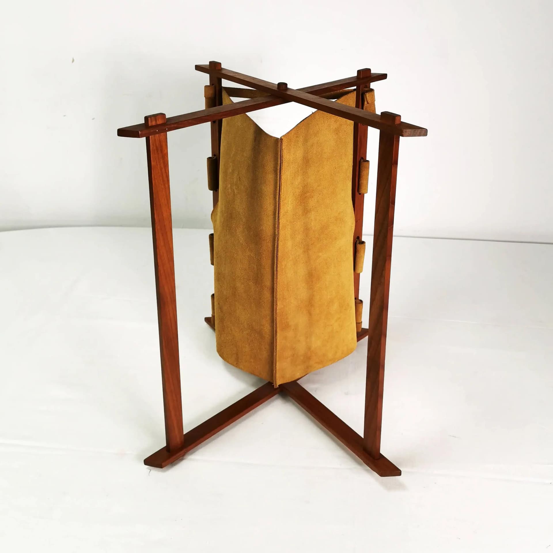 Gazetnik modernistyczny, teak brązowy, skóra żółta, Dania, lata 60. - 334516