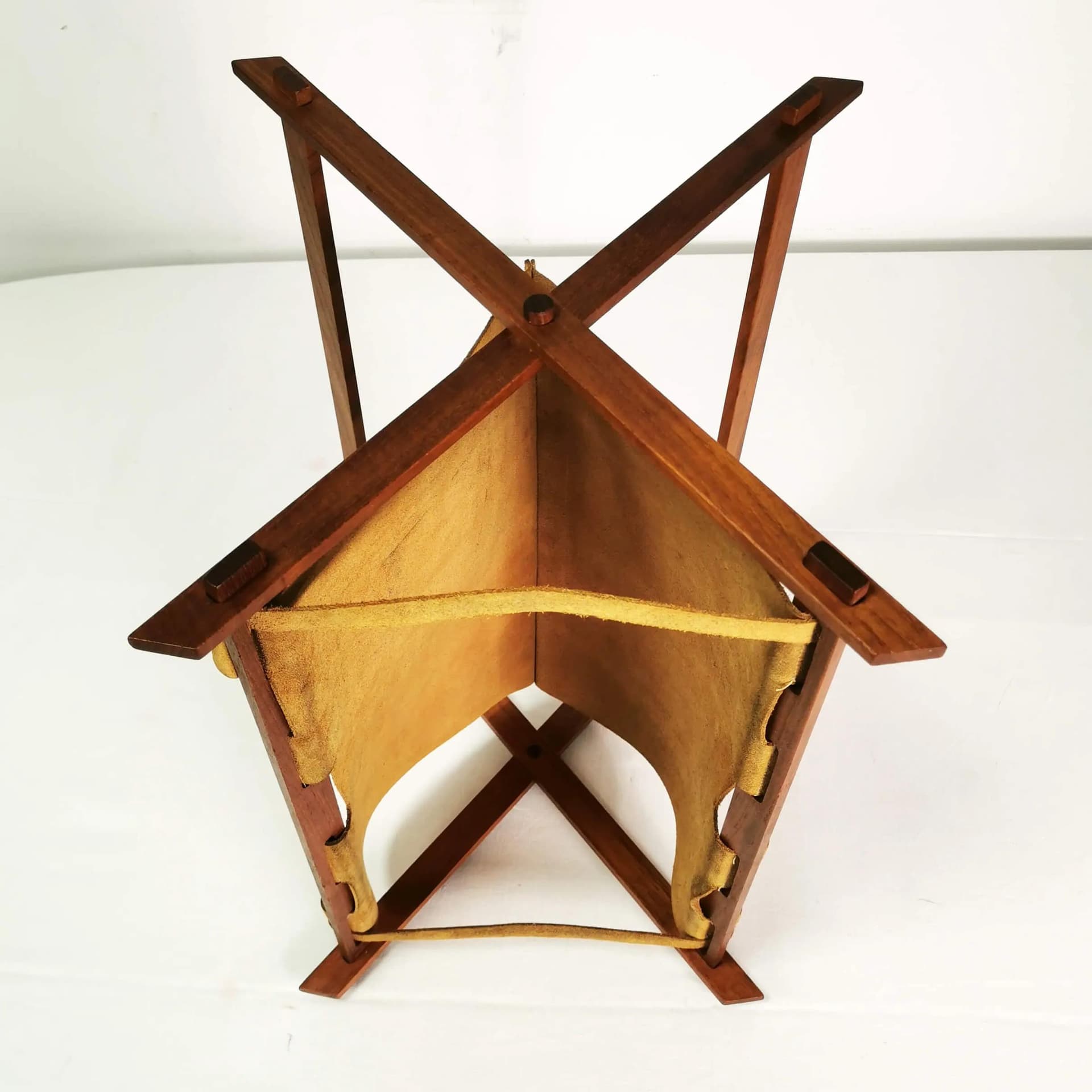 Gazetnik modernistyczny, teak brązowy, skóra żółta, Dania, lata 60. - 334515