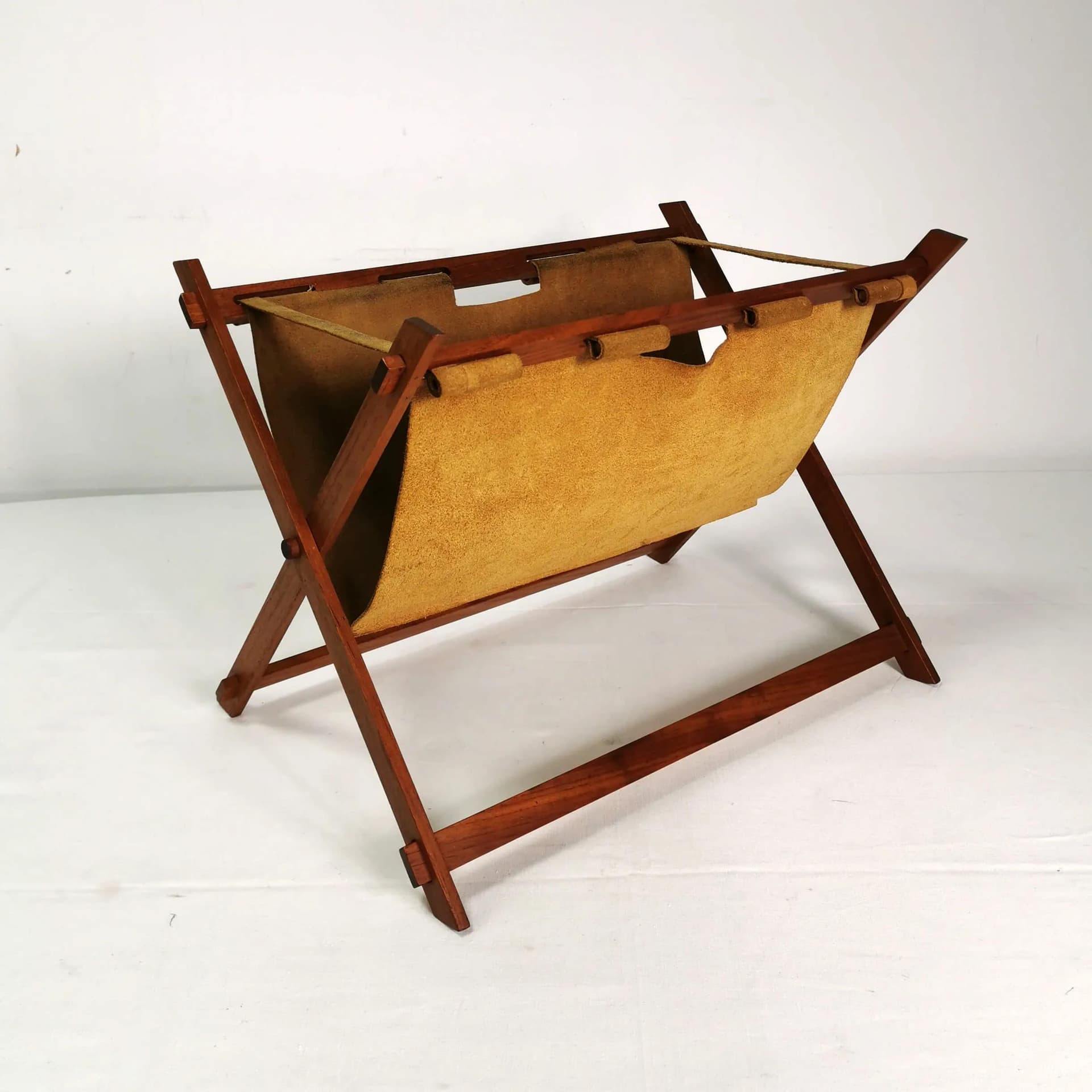 Gazetnik modernistyczny, teak brązowy, skóra żółta, Dania, lata 60. - 334509