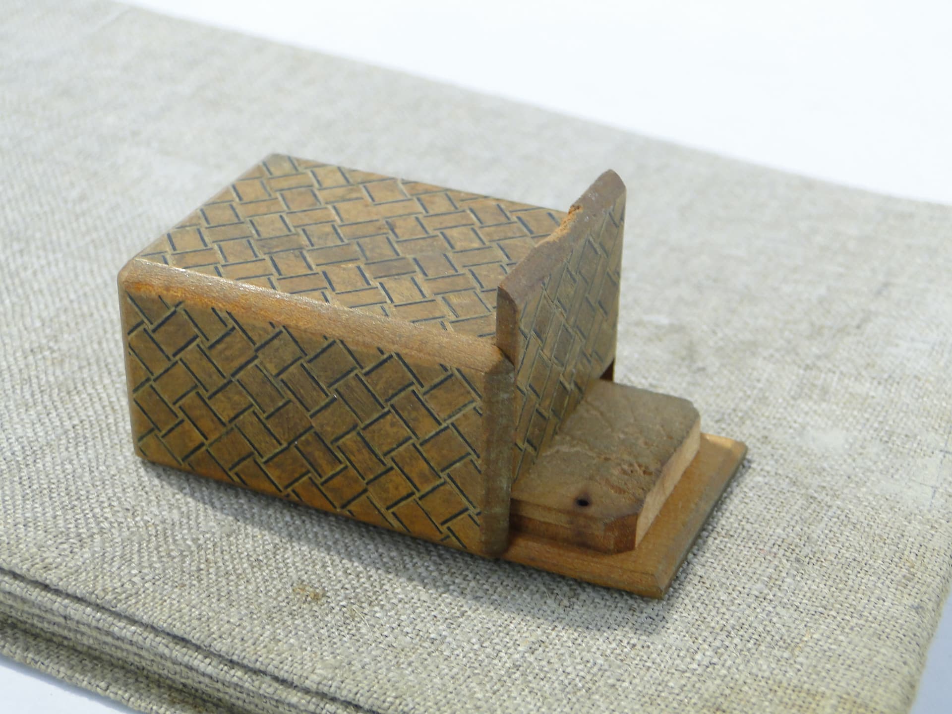 Szkatułka sekretna Yosegi-zaiku, drewno brązowy żółty beżowy, Japonia, początek XX wieku - 335322