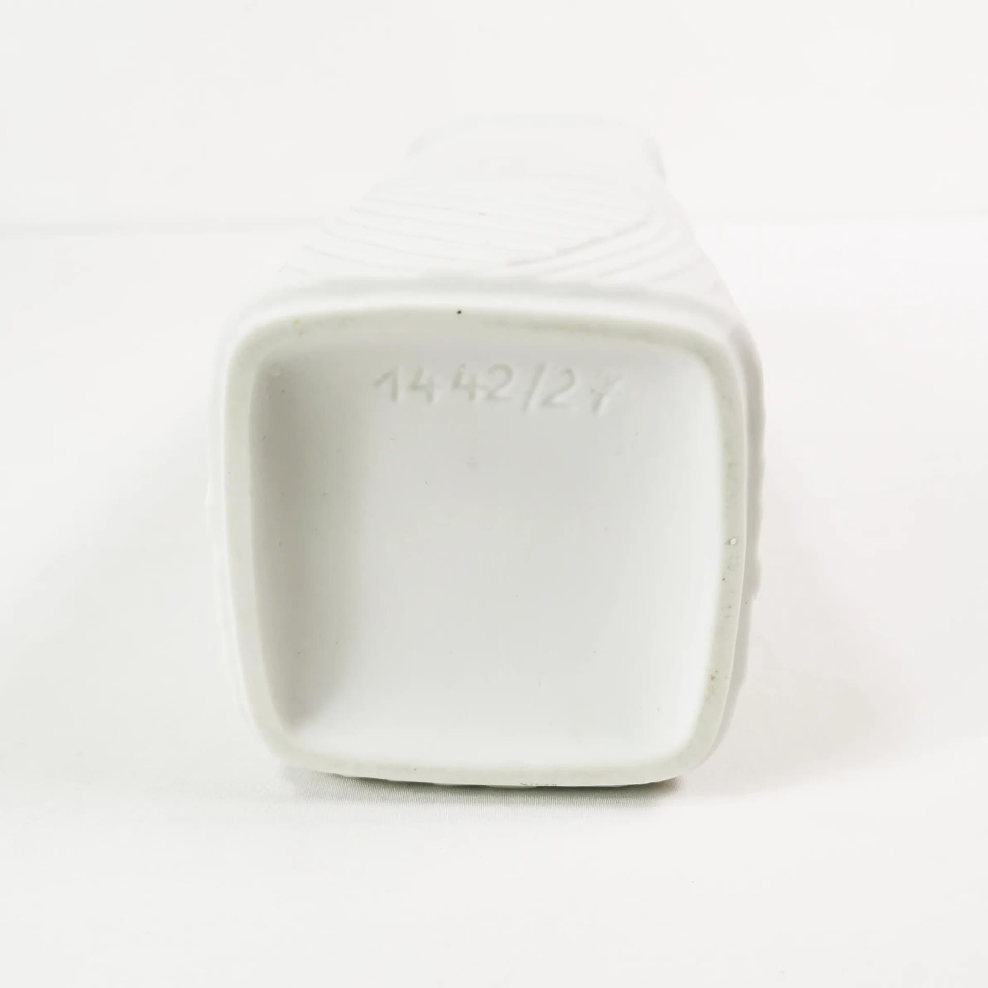 Vase, model 1442/23, white porcelain, Kaiser, Germany, 1970s. - 335472