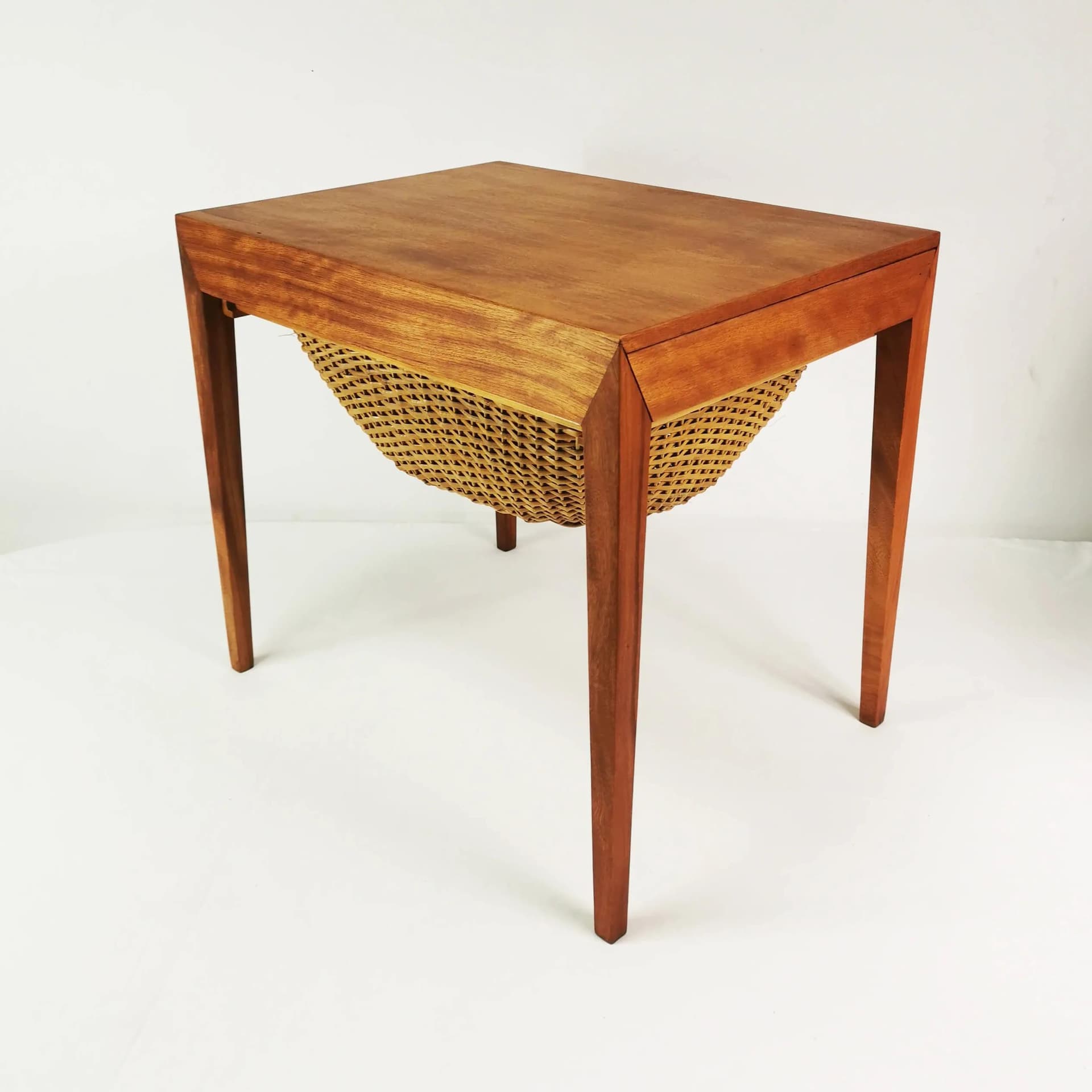 Stolik pomocnik Mid Century, teak brązowy, buk brązowy, ratan beżowy, proj. S. Hansen, Haslev, Dania, lata 50. - 335404