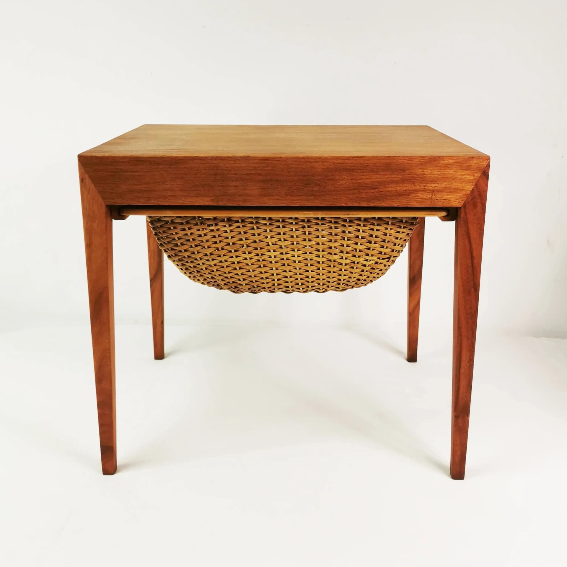 Stolik pomocnik Mid Century, teak brązowy, buk brązowy, ratan beżowy, proj. S. Hansen, Haslev, Dania, lata 50. - 335403