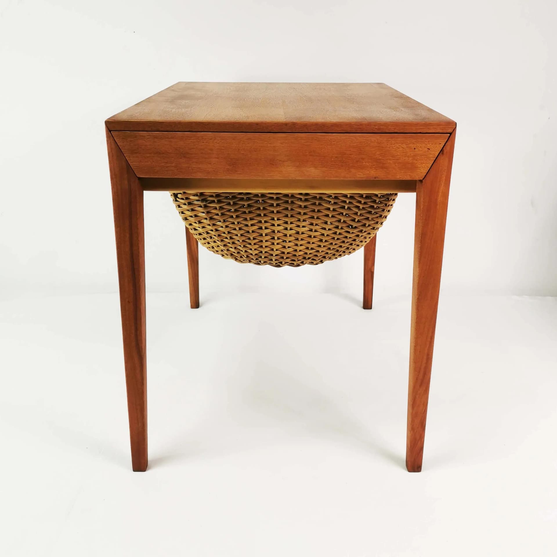 Stolik pomocnik Mid Century, teak brązowy, buk brązowy, ratan beżowy, proj. S. Hansen, Haslev, Dania, lata 50. - 335408