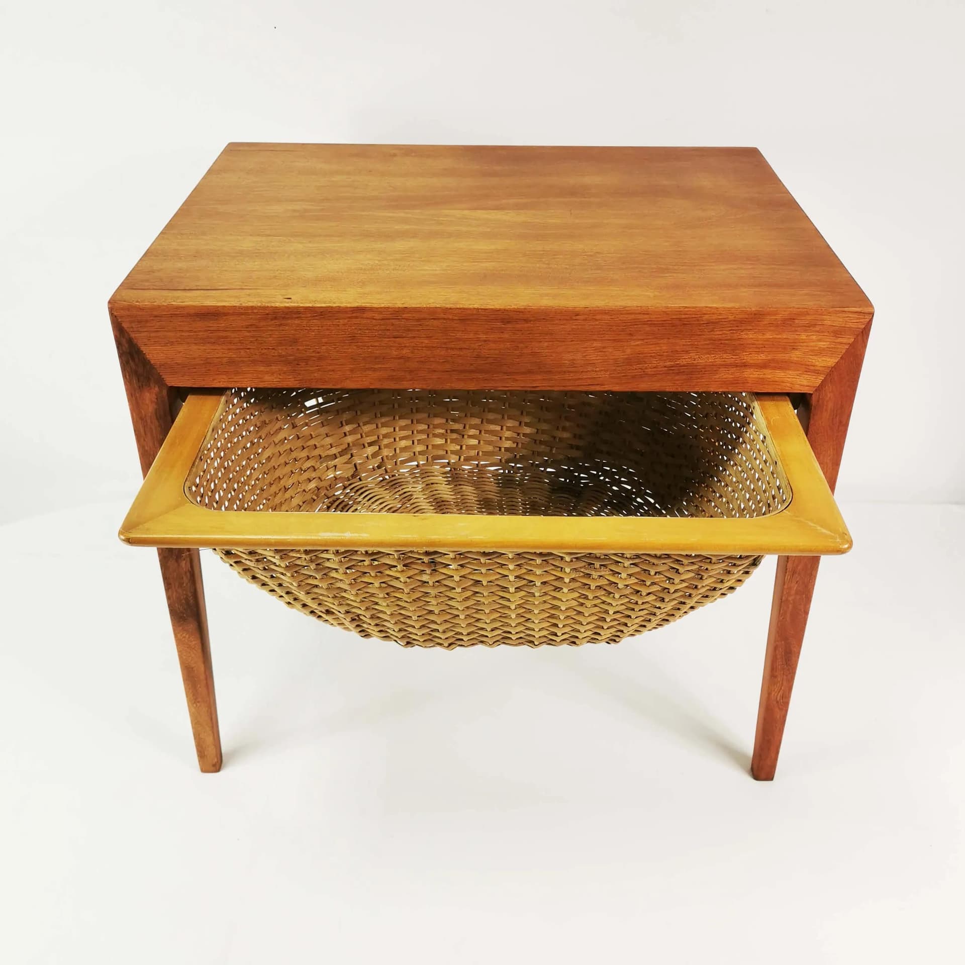 Stolik pomocnik Mid Century, teak brązowy, buk brązowy, ratan beżowy, proj. S. Hansen, Haslev, Dania, lata 50. - 335406
