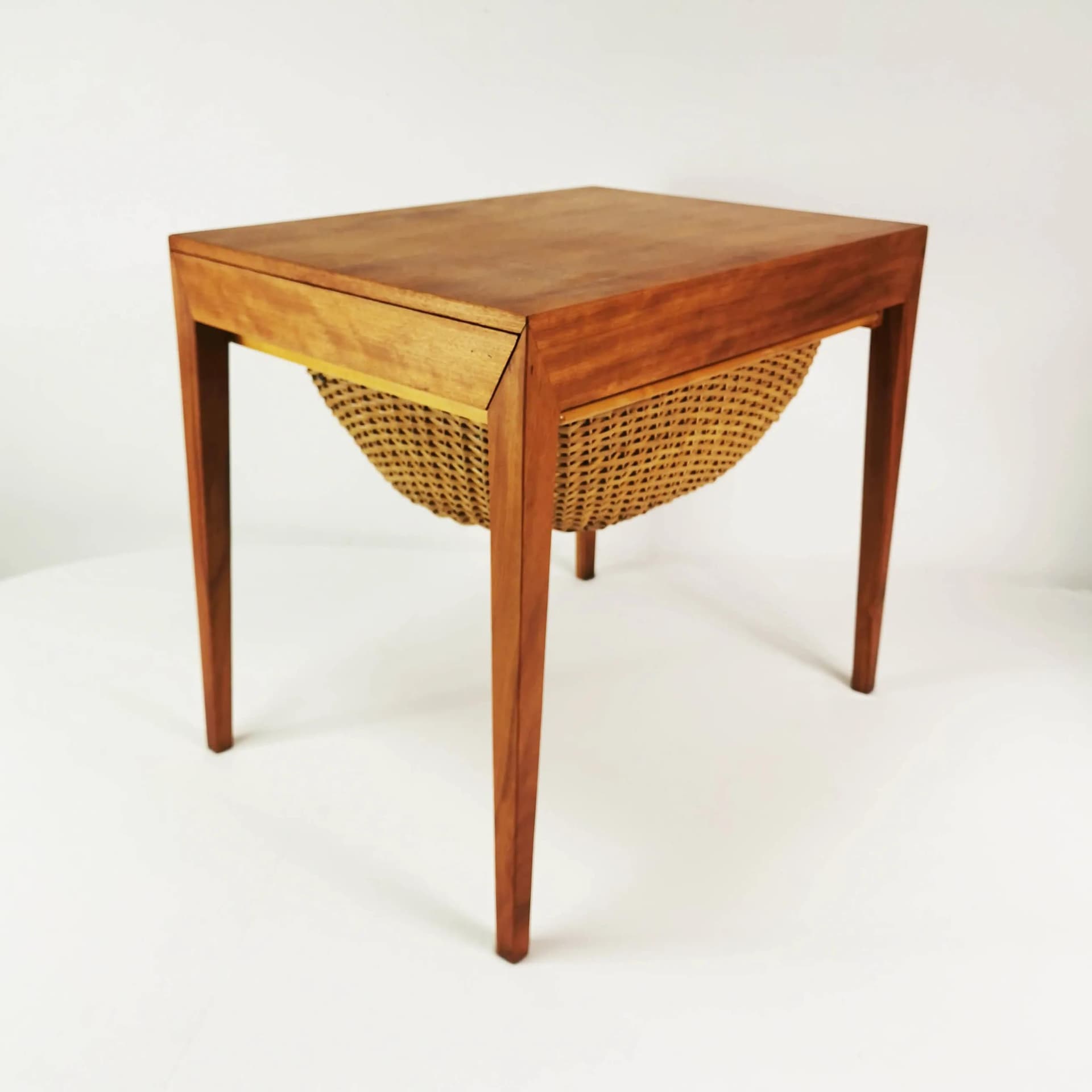 Stolik pomocnik Mid Century, teak brązowy, buk brązowy, ratan beżowy, proj. S. Hansen, Haslev, Dania, lata 50. - 335405