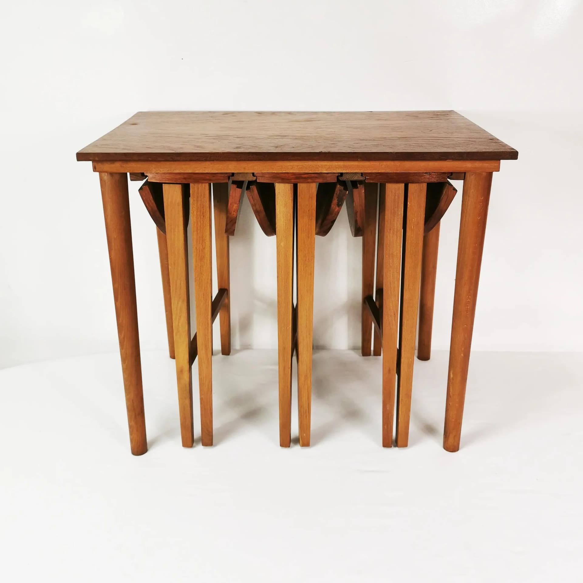 Zestaw czterech stolików, Mid Century, buk brązowy, teak, proj. P. Hundevad, Czechosłowacja, lata 60. - 337112