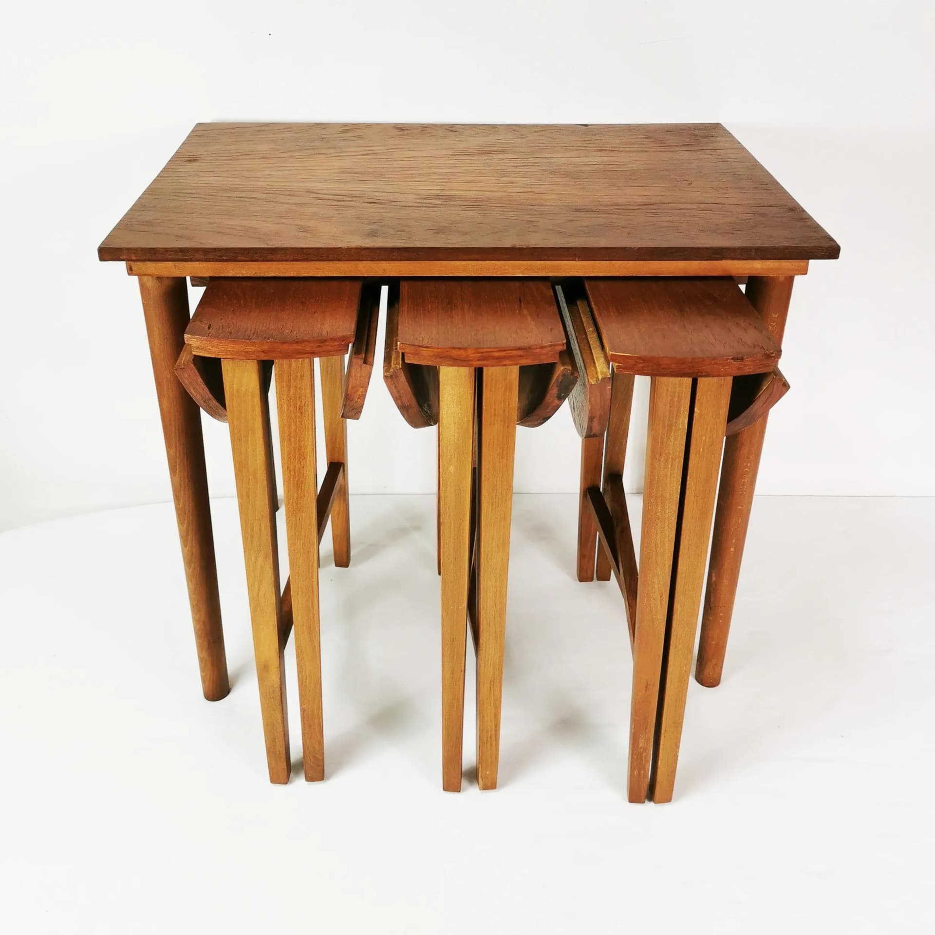 Zestaw czterech stolików, Mid Century, buk brązowy, teak, proj. P. Hundevad, Czechosłowacja, lata 60. - 337114