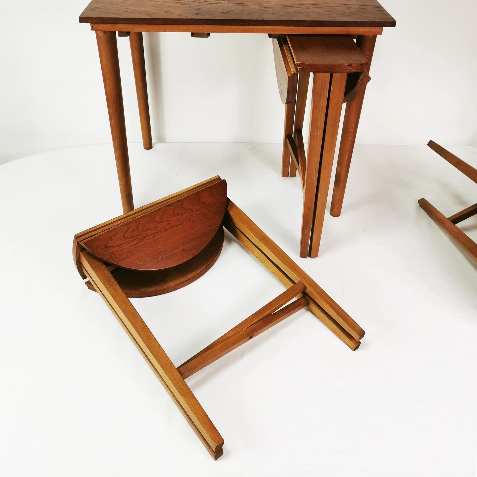 Zestaw czterech stolików, Mid Century, buk brązowy, teak, proj. P. Hundevad, Czechosłowacja, lata 60. - 337115