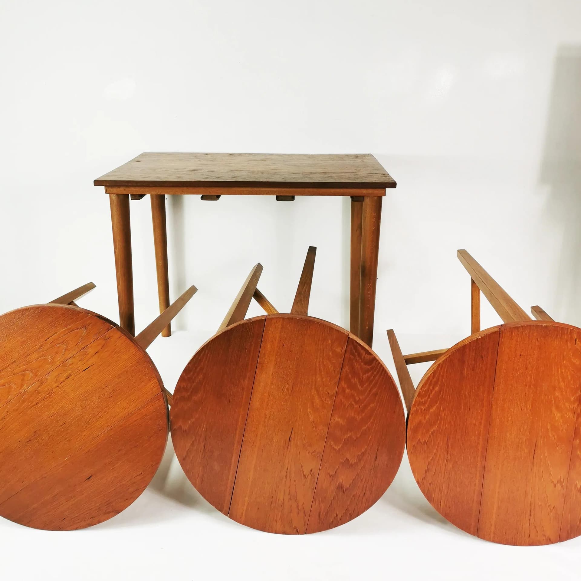 Zestaw czterech stolików, Mid Century, buk brązowy, teak, proj. P. Hundevad, Czechosłowacja, lata 60. - 337116