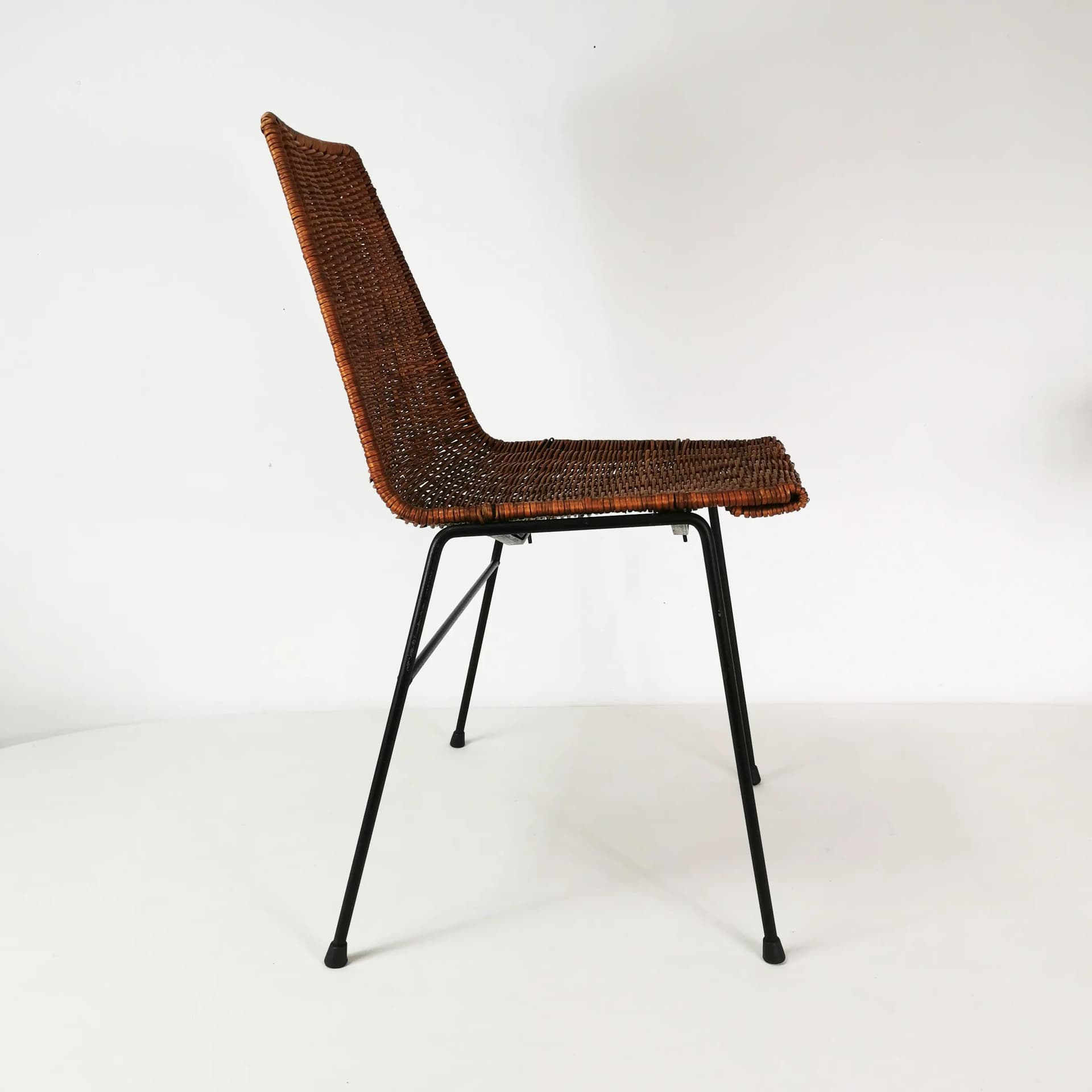 Krzesło minimalistyczne, rattan brązowy, metal czarny, proj. G. F. Legler, Włochy, lata 50. - 337070