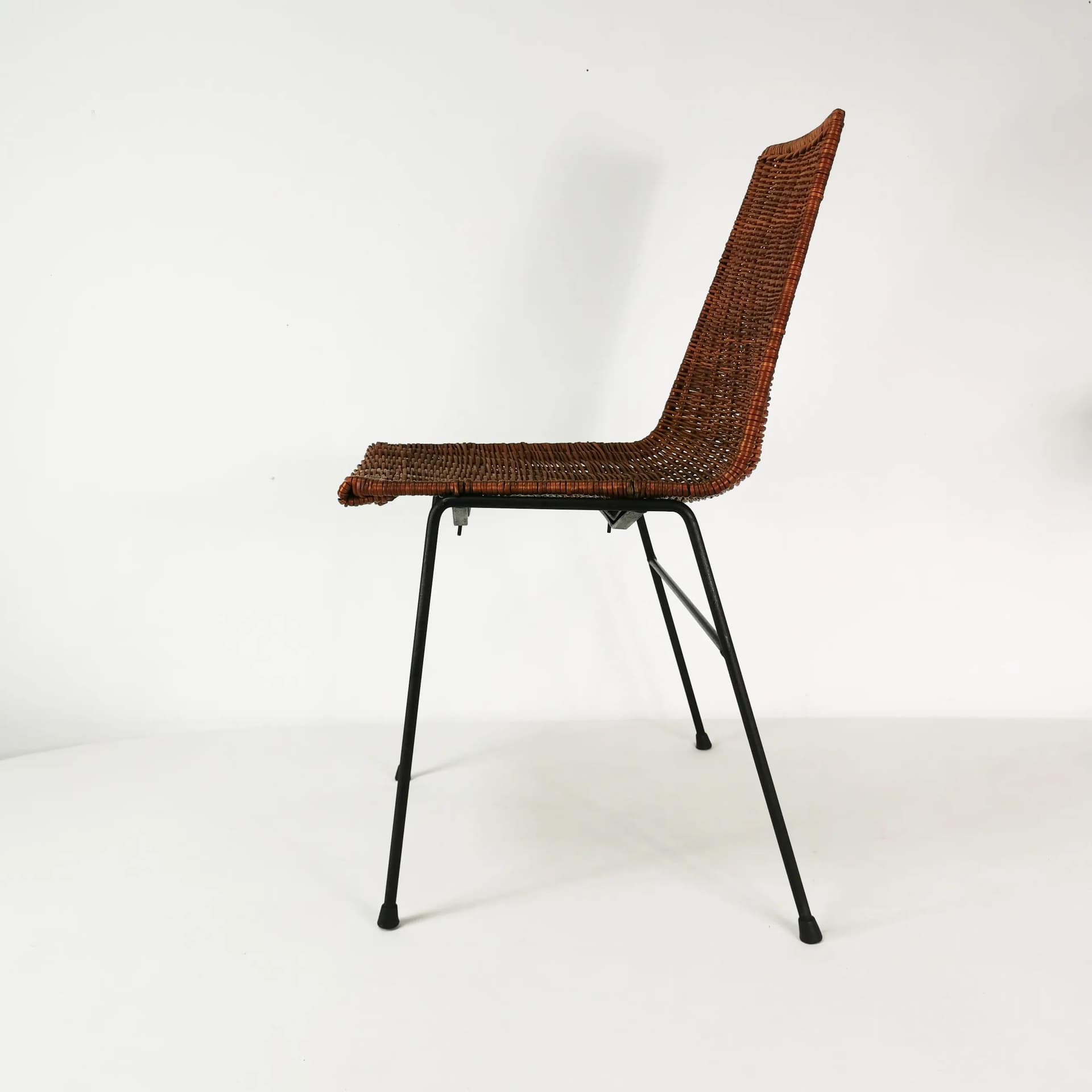 Krzesło minimalistyczne, rattan brązowy, metal czarny, proj. G. F. Legler, Włochy, lata 50. - 337071