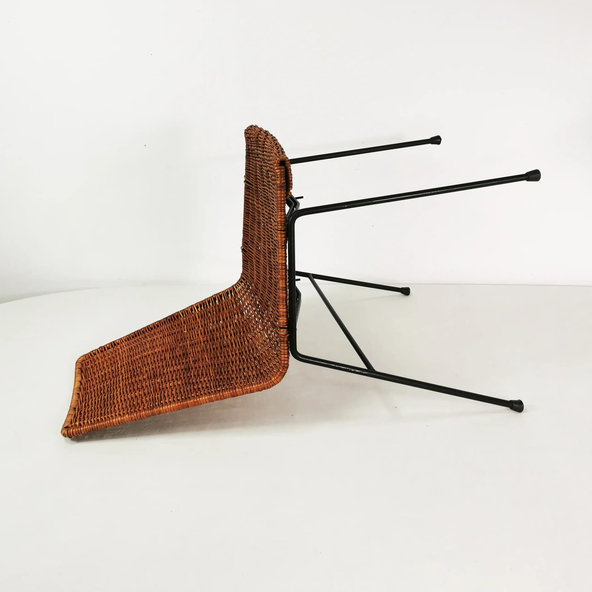 Krzesło minimalistyczne, rattan brązowy, metal czarny, proj. G. F. Legler, Włochy, lata 50. - 337075