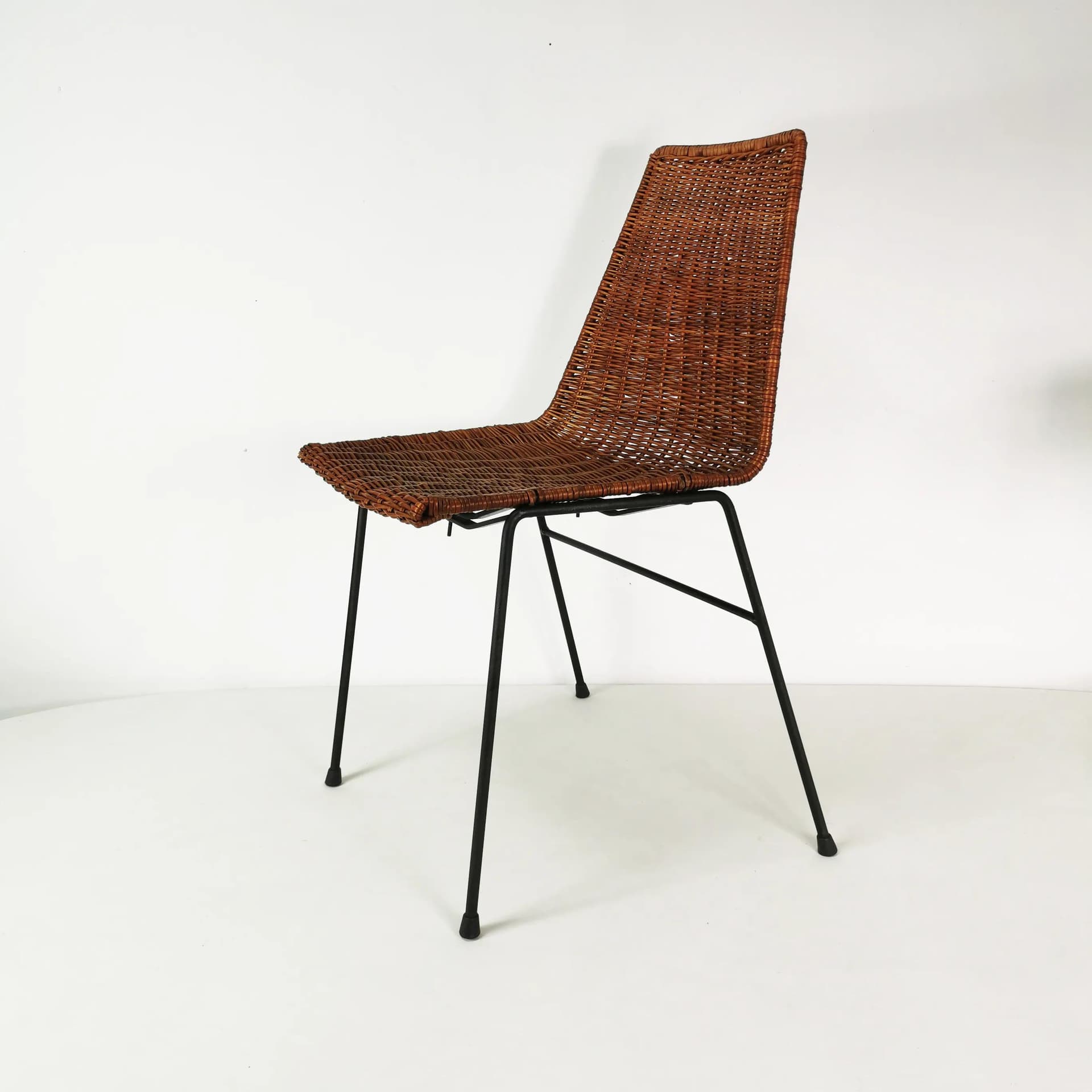 Krzesło minimalistyczne, rattan brązowy, metal czarny, proj. G. F. Legler, Włochy, lata 50. - 337069