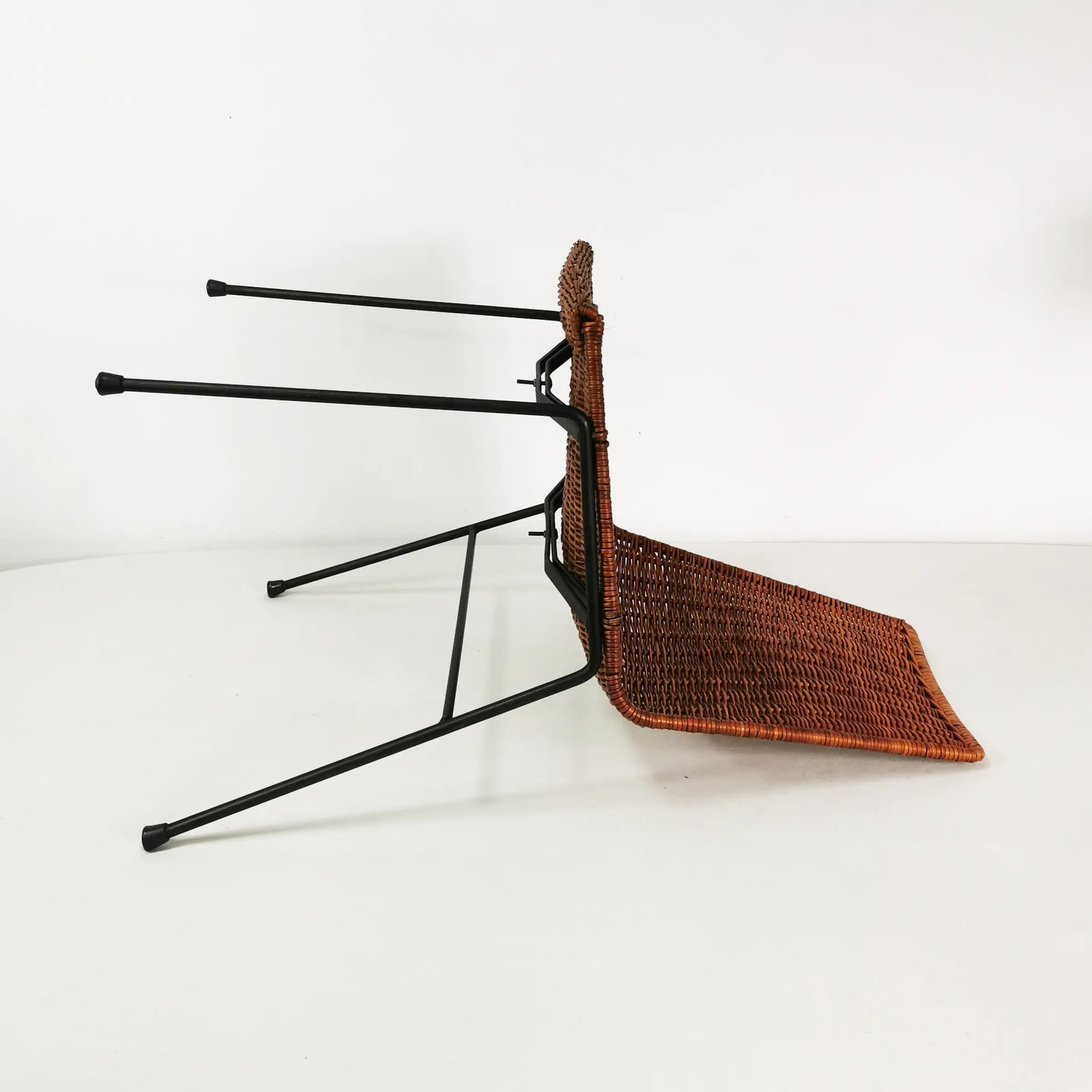 Krzesło minimalistyczne, rattan brązowy, metal czarny, proj. G. F. Legler, Włochy, lata 50. - 337076