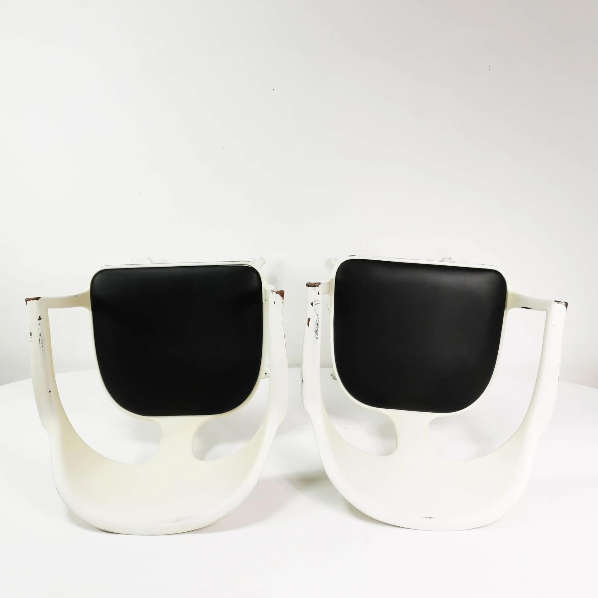 Pair of chairs Space Age, white resin, beige fiberglass, black seat, by K. Schafer, Interlubke, Germany, 1960s. - 337008