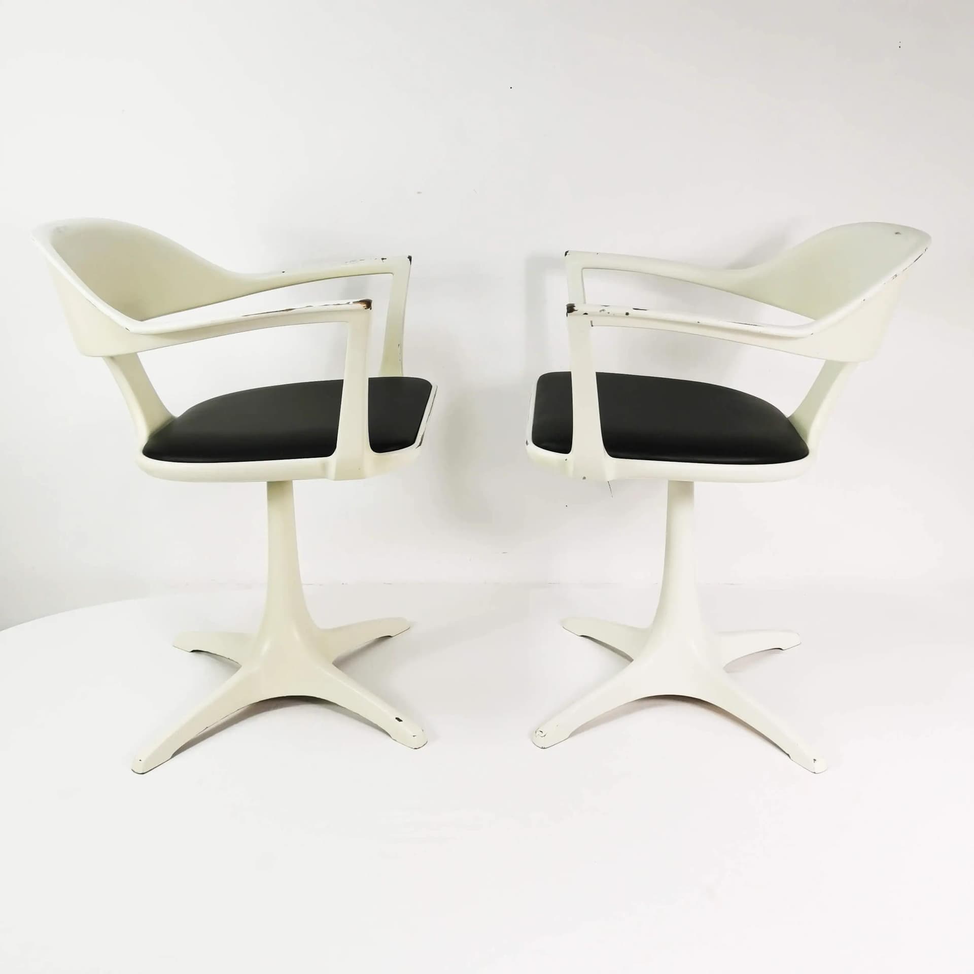 Pair of chairs Space Age, white resin, beige fiberglass, black seat, by K. Schafer, Interlubke, Germany, 1960s. - 337005