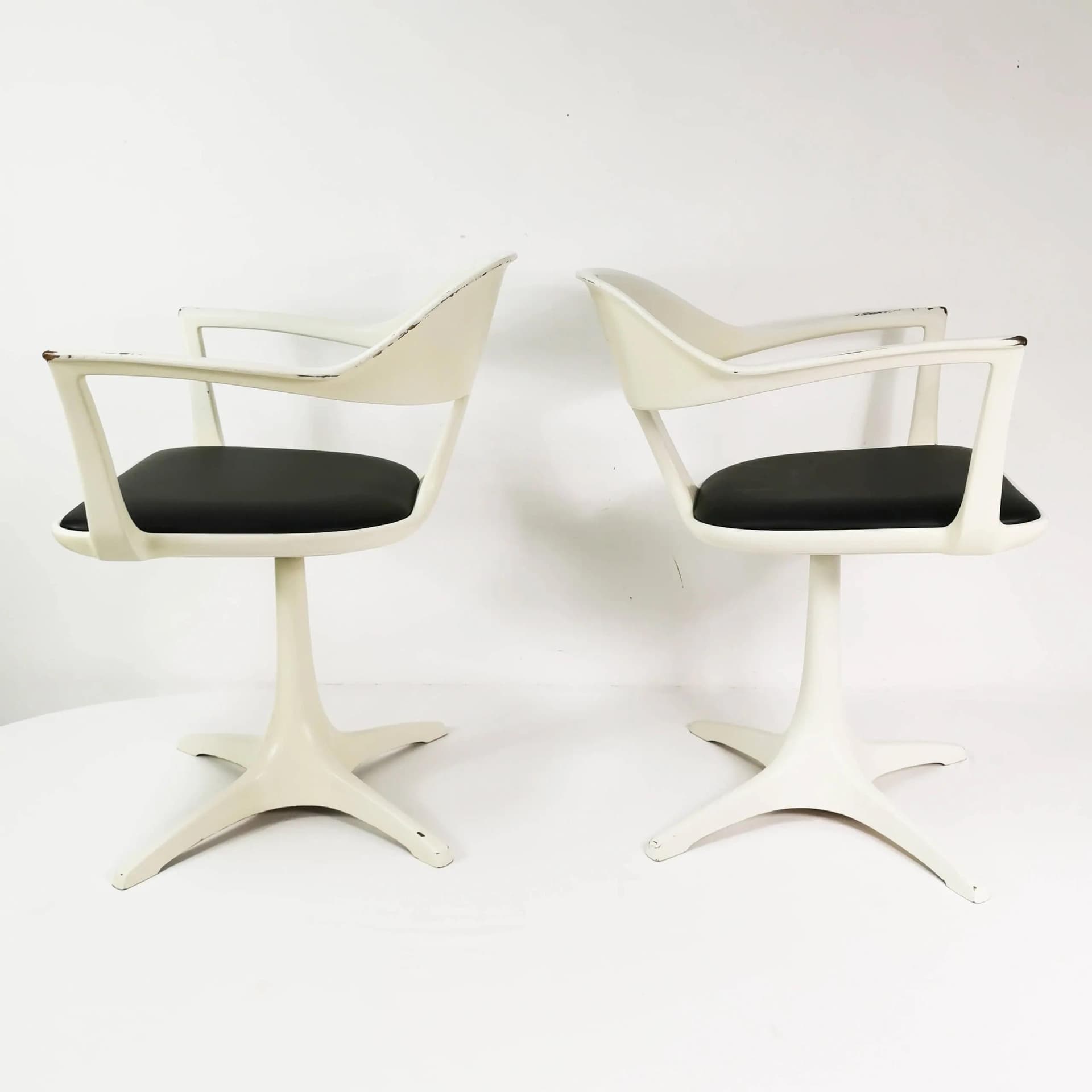 Pair of chairs Space Age, white resin, beige fiberglass, black seat, by K. Schafer, Interlubke, Germany, 1960s. - 337010