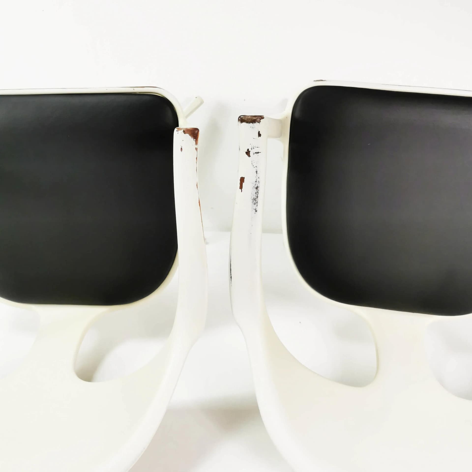 Pair of chairs Space Age, white resin, beige fiberglass, black seat, by K. Schafer, Interlubke, Germany, 1960s. - 337011