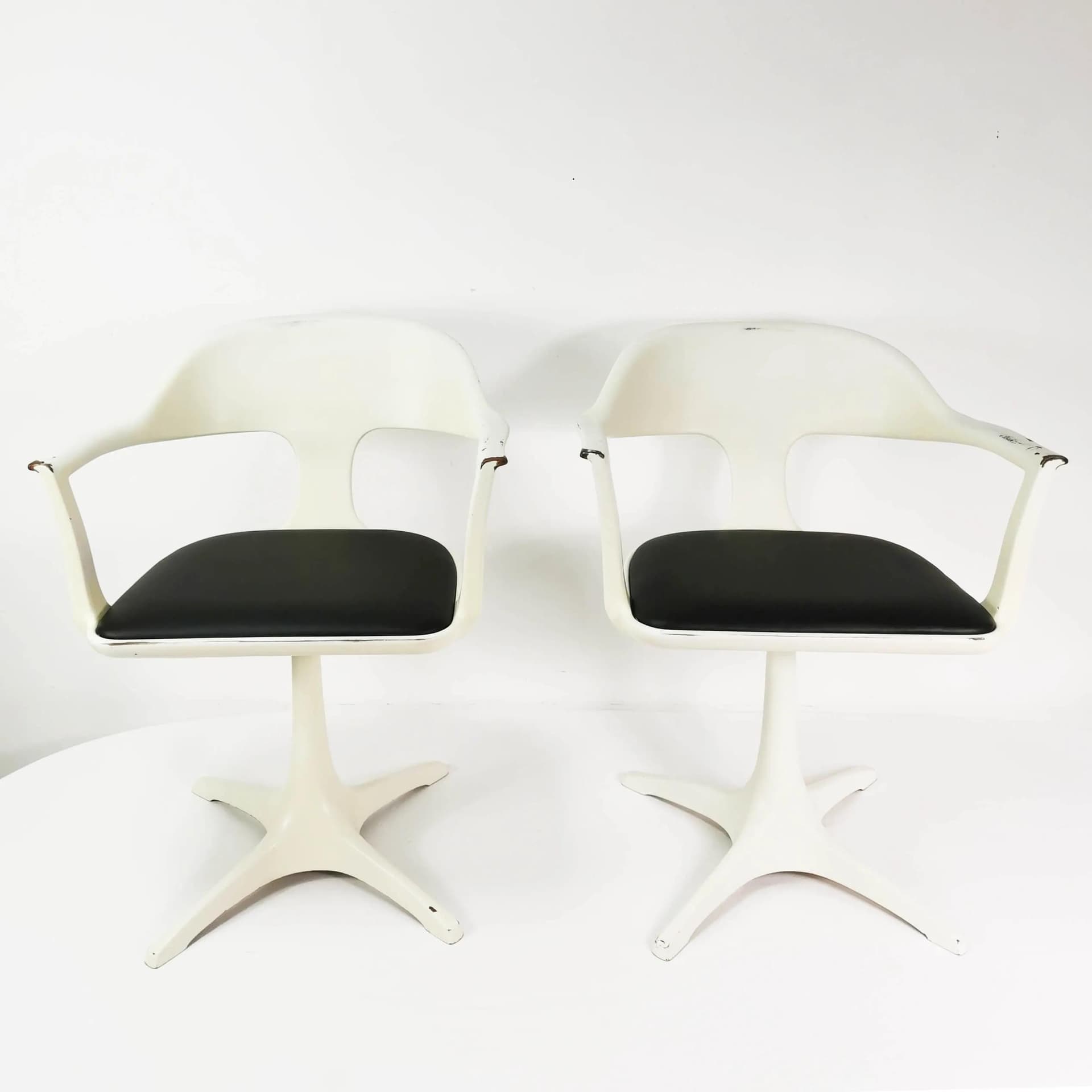 Pair of chairs Space Age, white resin, beige fiberglass, black seat, by K. Schafer, Interlubke, Germany, 1960s. - 337007