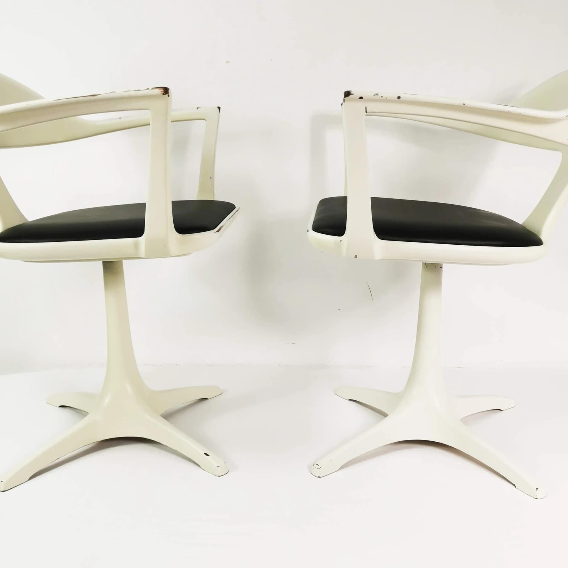 Pair of chairs Space Age, white resin, beige fiberglass, black seat, by K. Schafer, Interlubke, Germany, 1960s. - 337009