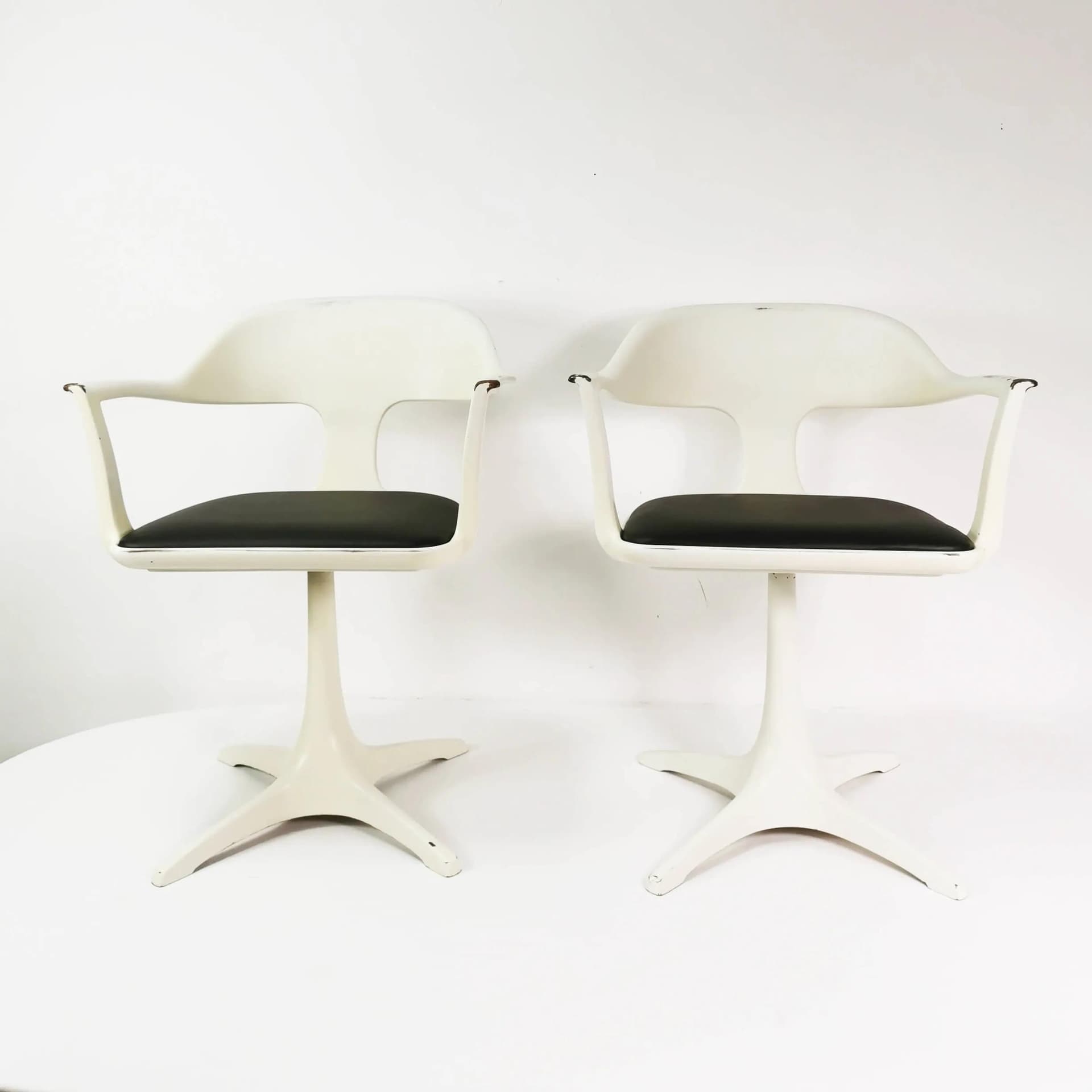 Pair of chairs Space Age, white resin, beige fiberglass, black seat, by K. Schafer, Interlubke, Germany, 1960s. - 337006