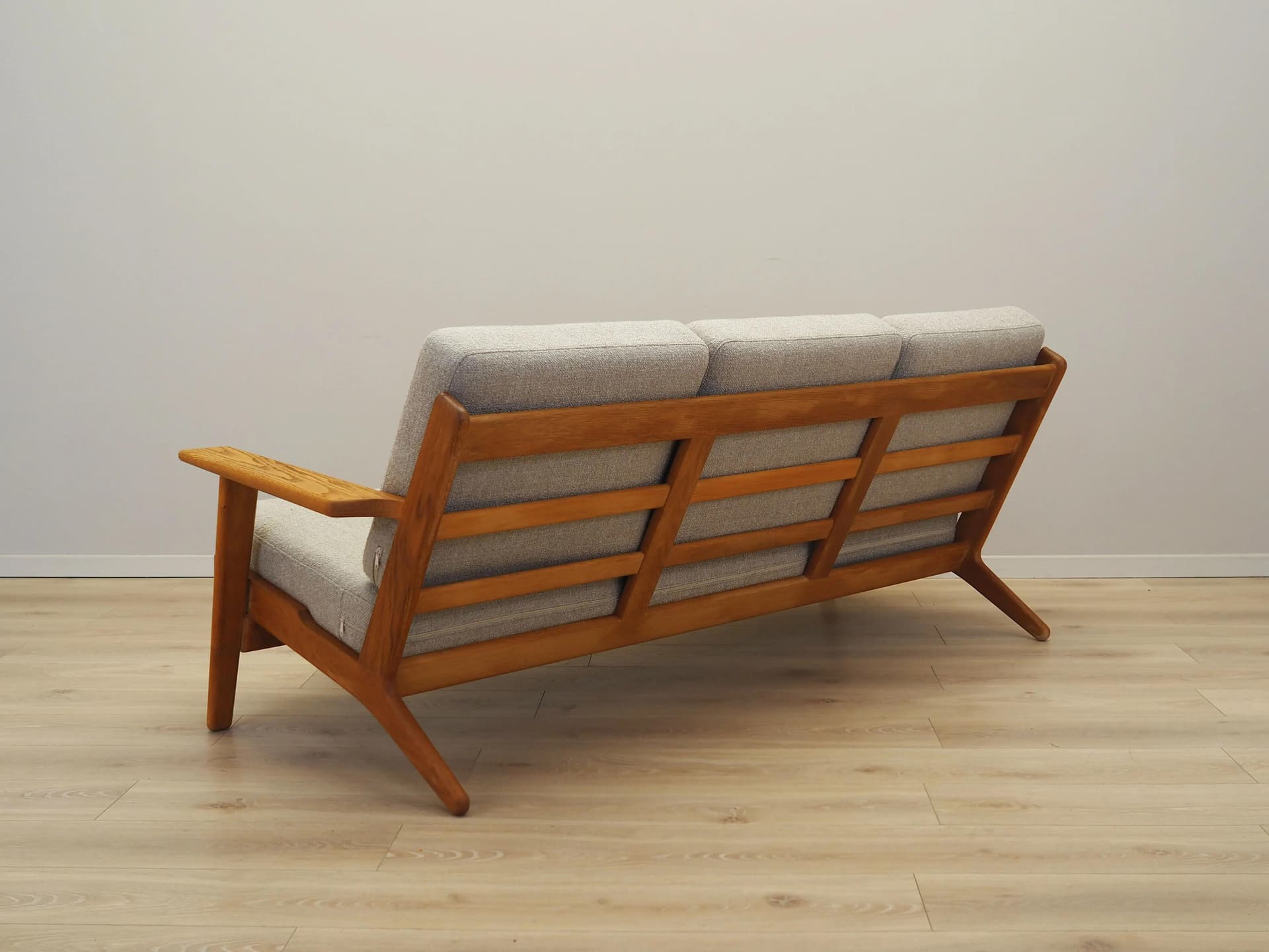Sofa GE-290, boucle beżowy, dąb, proj. H.J. Wegner, Getama, Dania, lata 60. - 25259