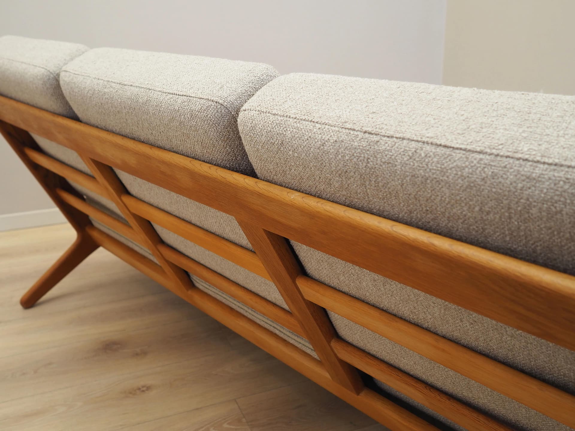 Sofa GE-290, boucle beżowy, dąb, proj. H.J. Wegner, Getama, Dania, lata 60. - 25265