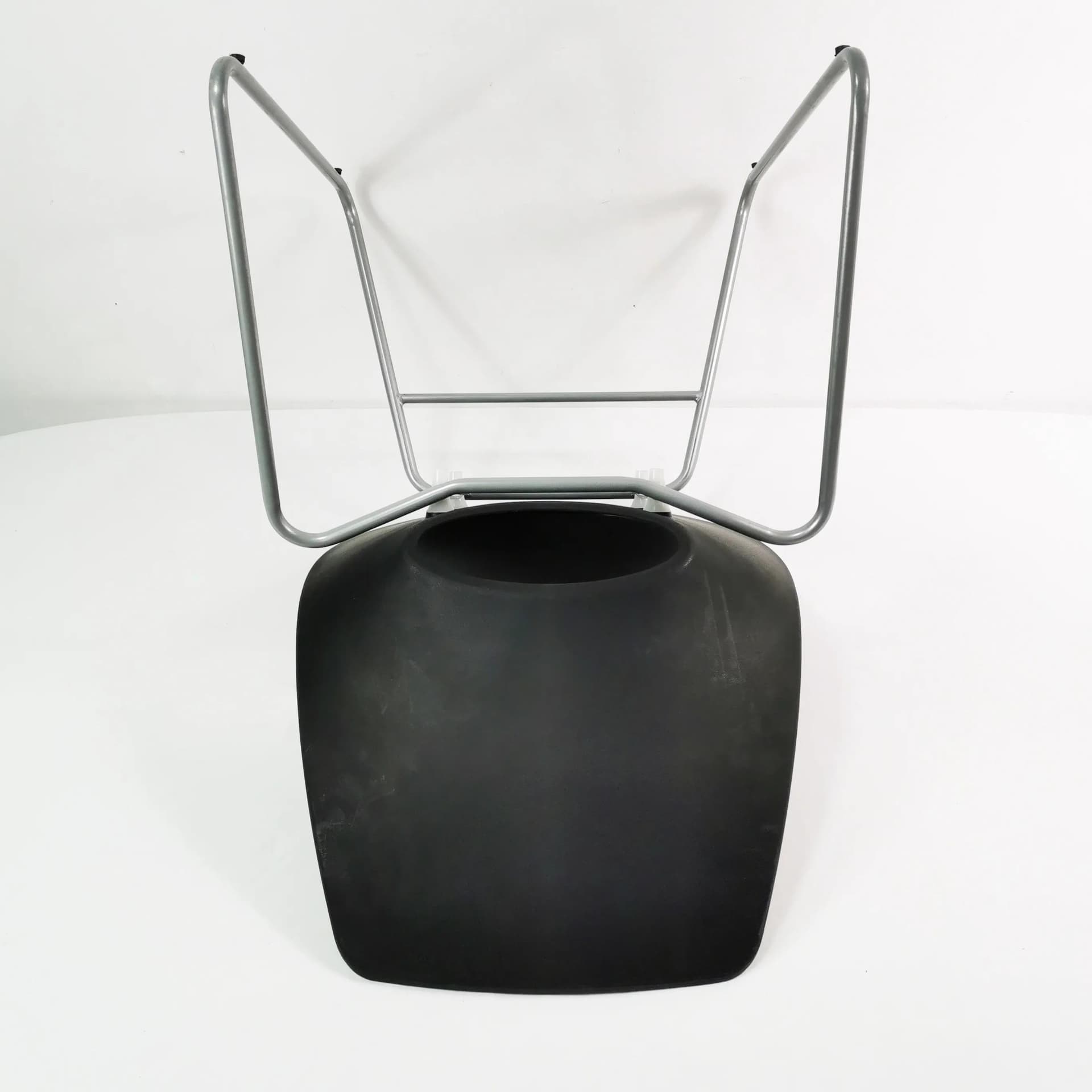 Krzesło Scoop Sled Base, tworzywo czarne, metal szary, Włochy - 336408