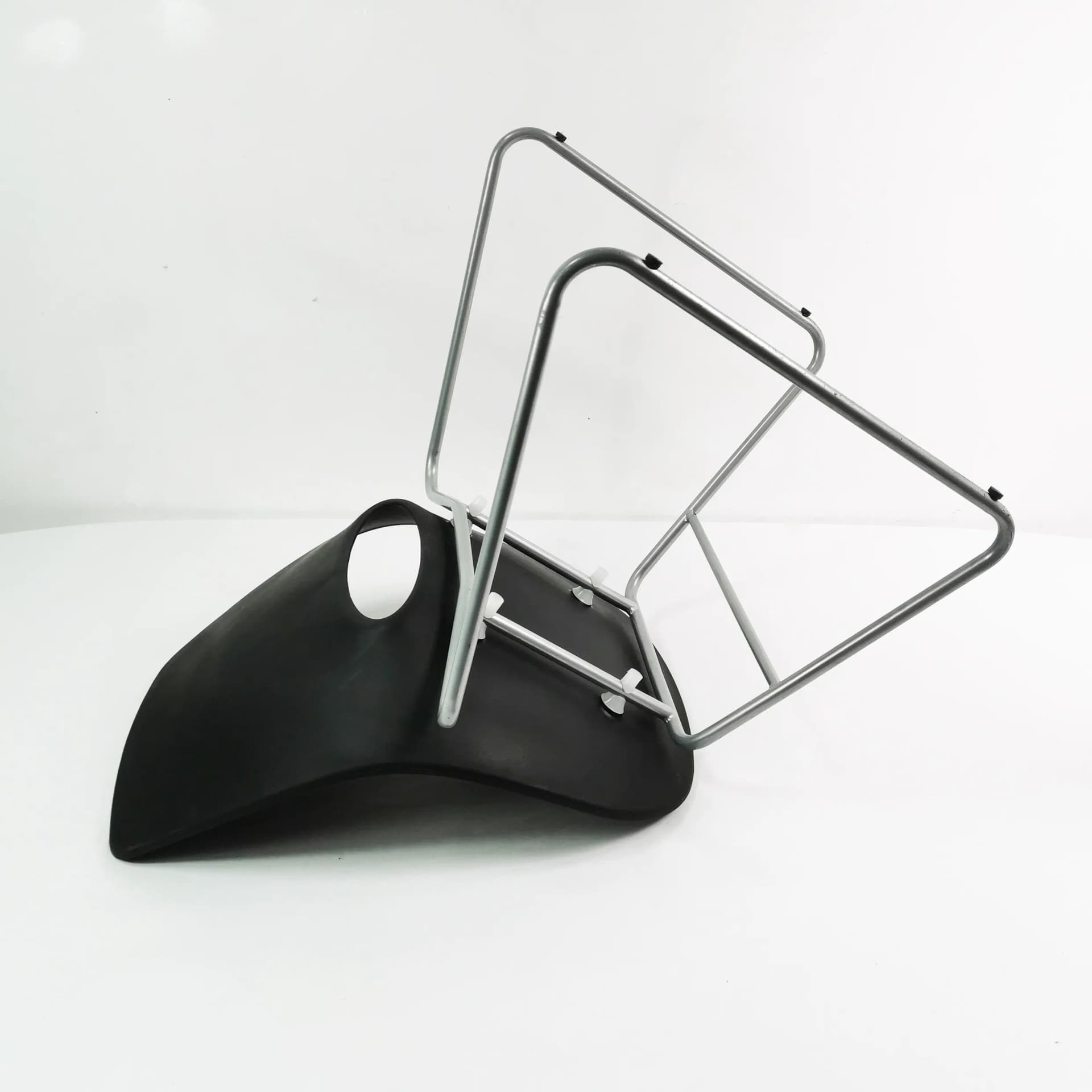 Krzesło Scoop Sled Base, tworzywo czarne, metal szary, Włochy - 336407