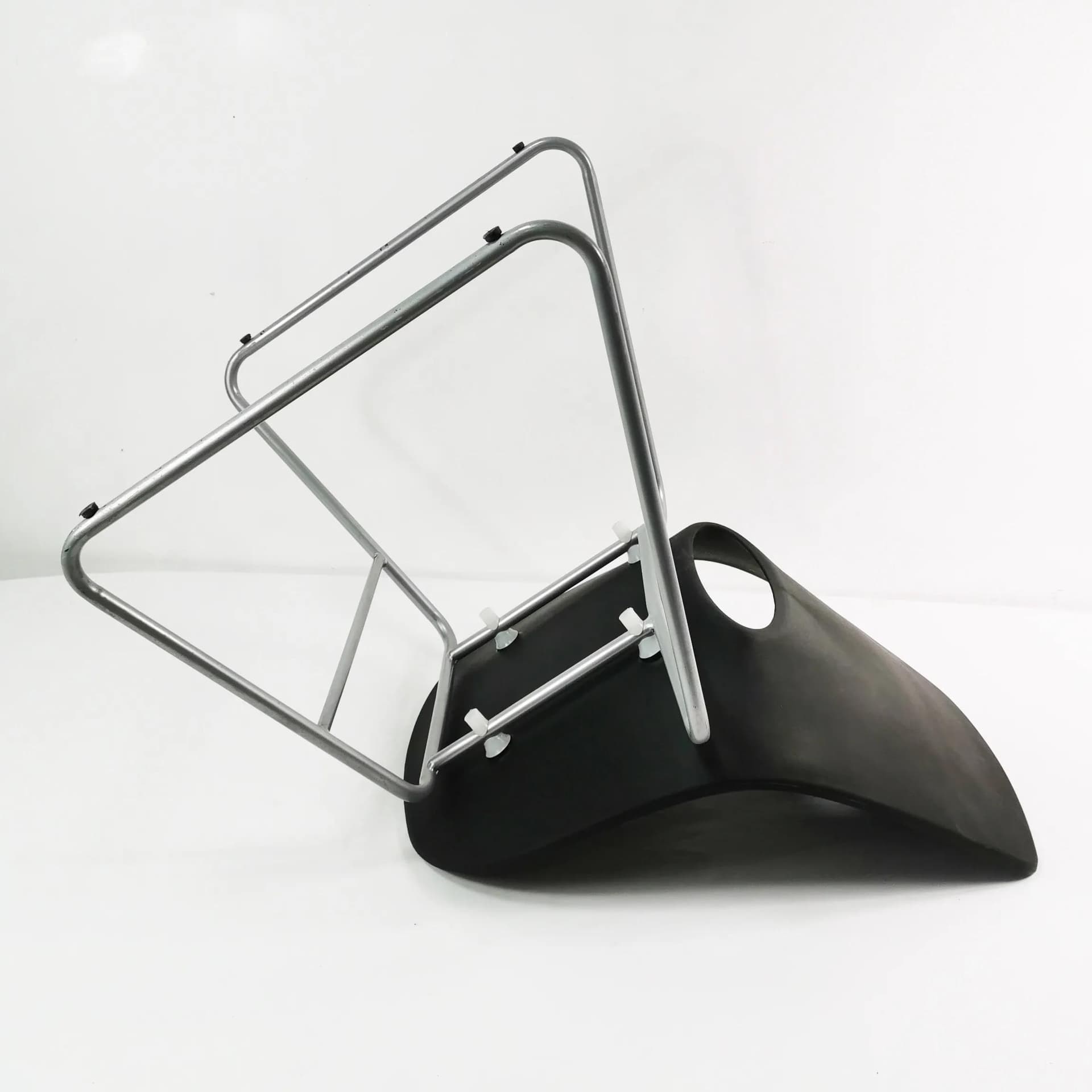 Krzesło Scoop Sled Base, tworzywo czarne, metal szary, Włochy - 336406