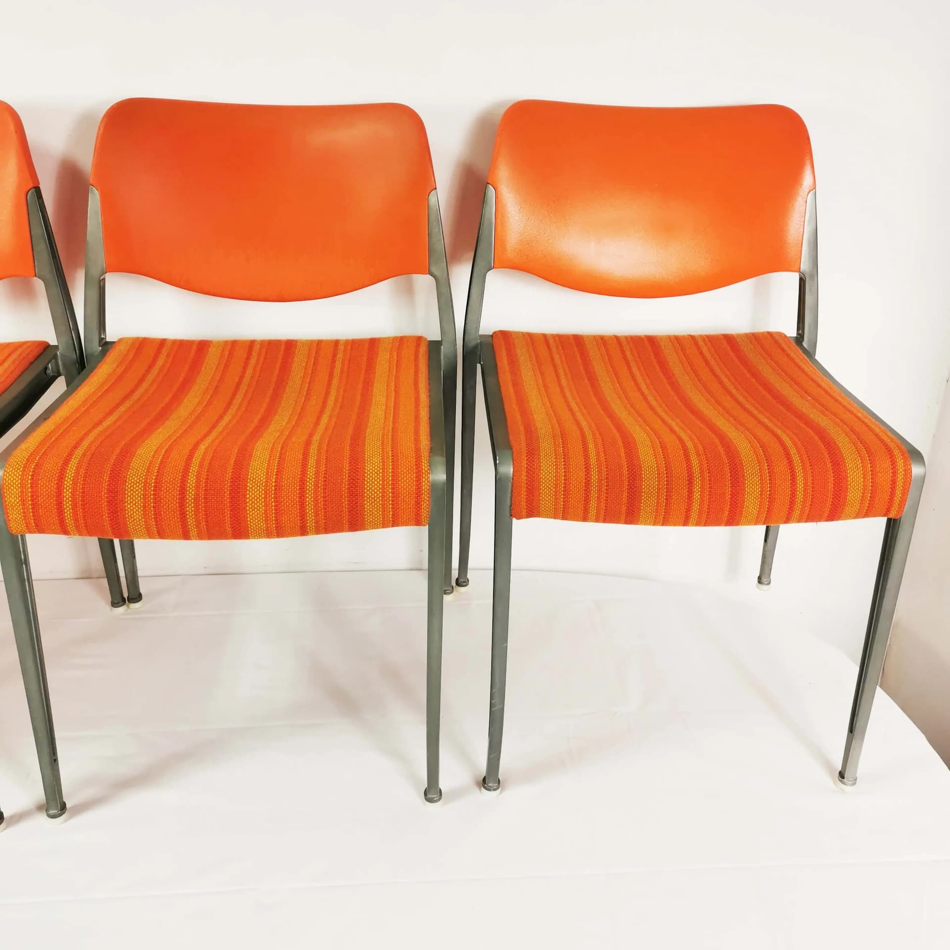 Zestaw czterech krzeseł Space Age, pomarańczowy, wełna, aluminium, proj. H. Ell, Niemcy, lata 70. - 340095