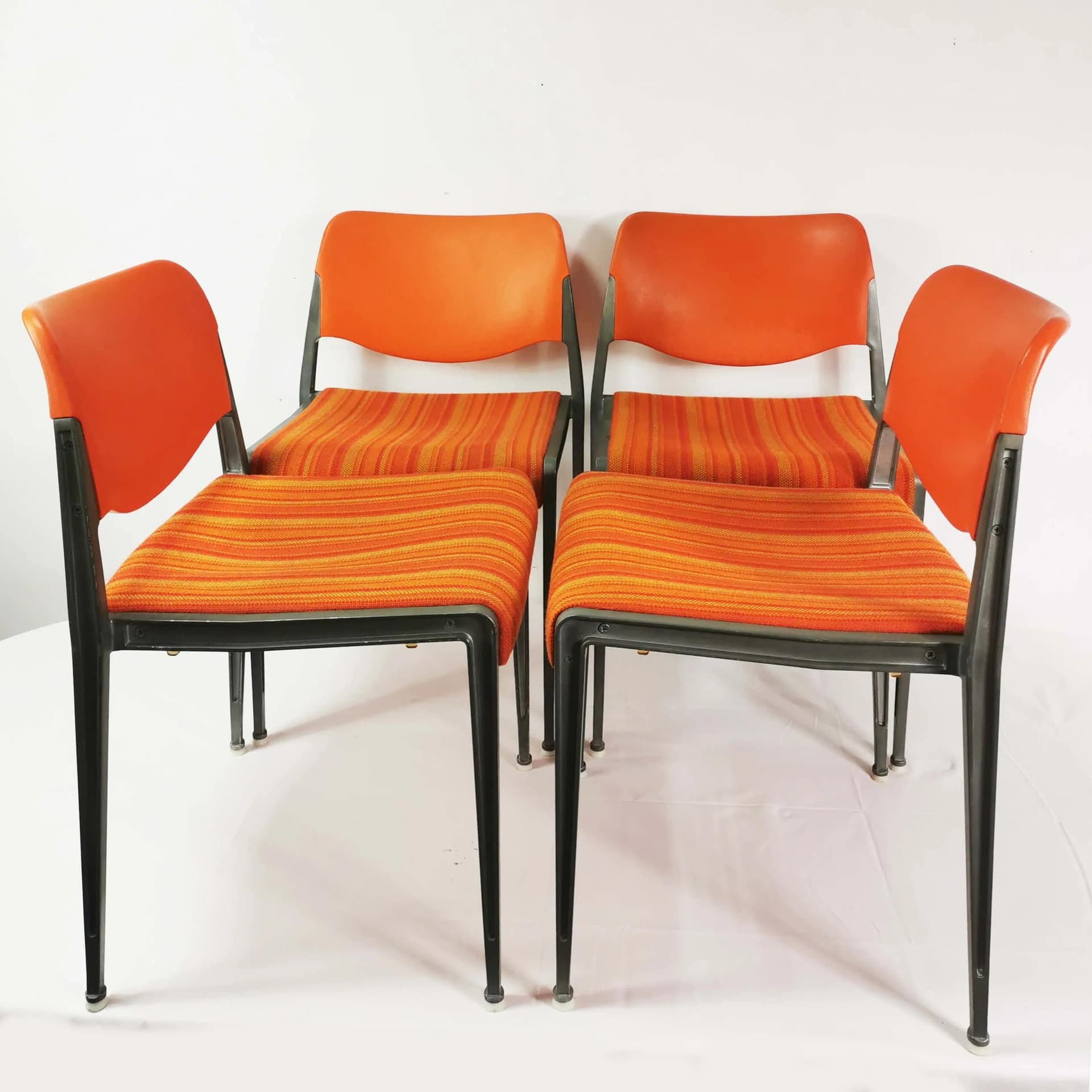 Zestaw czterech krzeseł Space Age, pomarańczowy, wełna, aluminium, proj. H. Ell, Niemcy, lata 70. - 340092