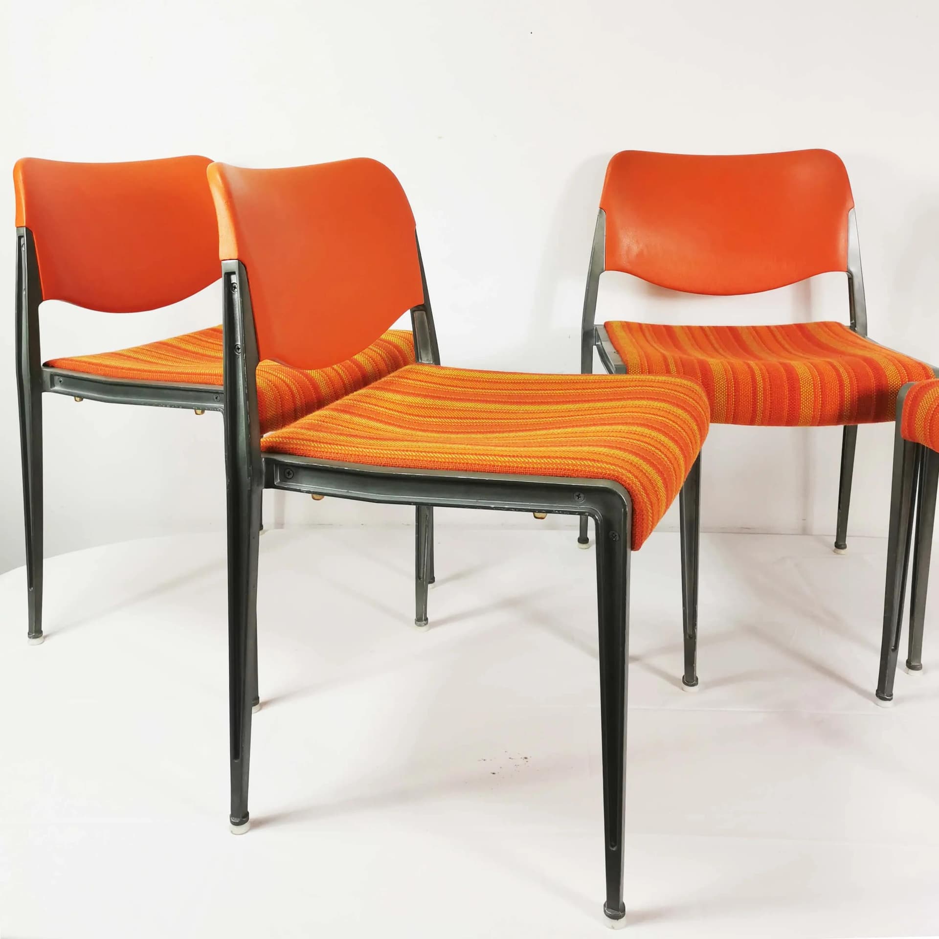 Zestaw czterech krzeseł Space Age, pomarańczowy, wełna, aluminium, proj. H. Ell, Niemcy, lata 70. - 340098