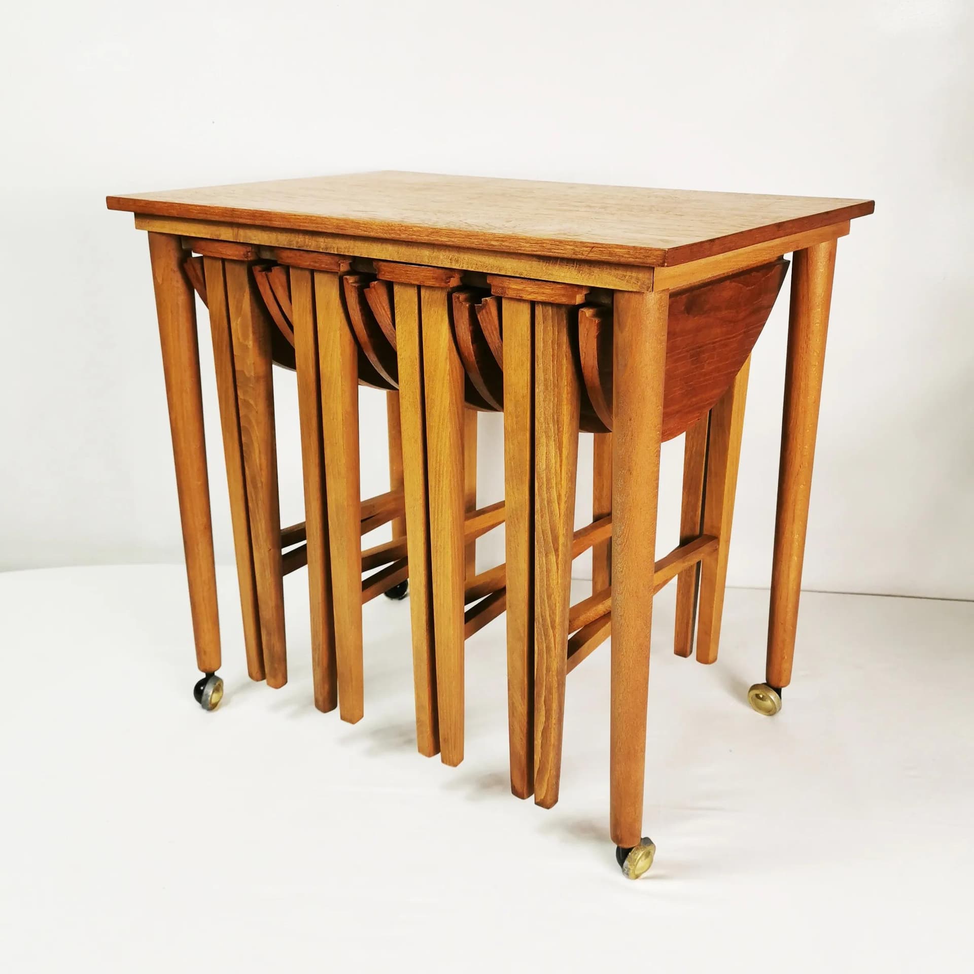 Zestaw pięciu stolików, Mid Century, buk brązowy, teak brązowy, proj. P. Hundevad, Czechosłowacja, lata 60. - 337659
