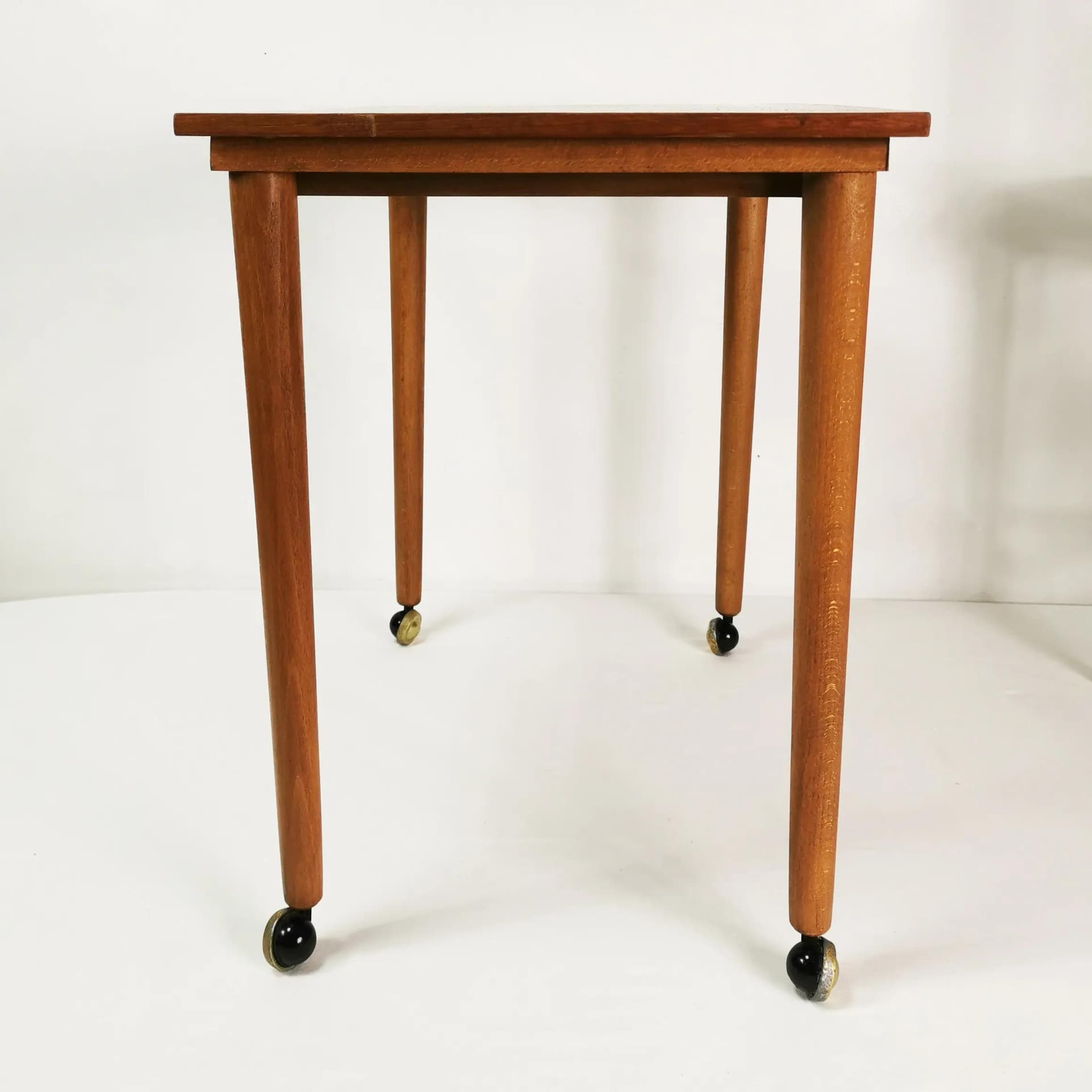 Zestaw pięciu stolików, Mid Century, buk brązowy, teak brązowy, proj. P. Hundevad, Czechosłowacja, lata 60. - 337662